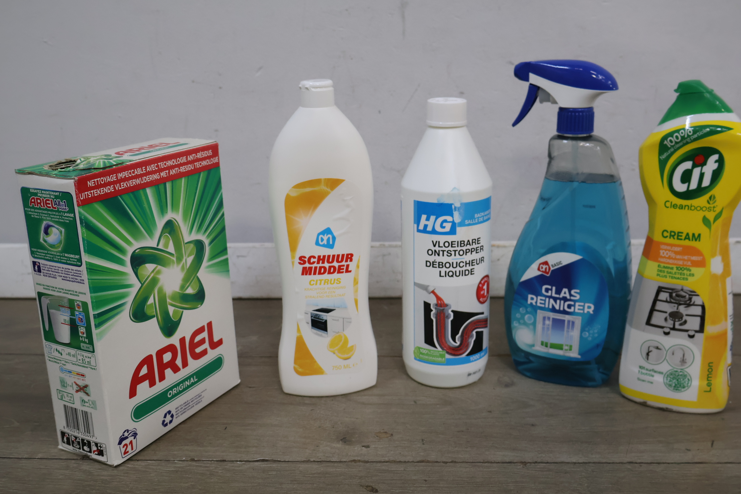 Diverse schoonmaakmiddelen inclusief Ariel en Dettol – foto 5 – kavel bij GSD Auctions, Zoeterwoude