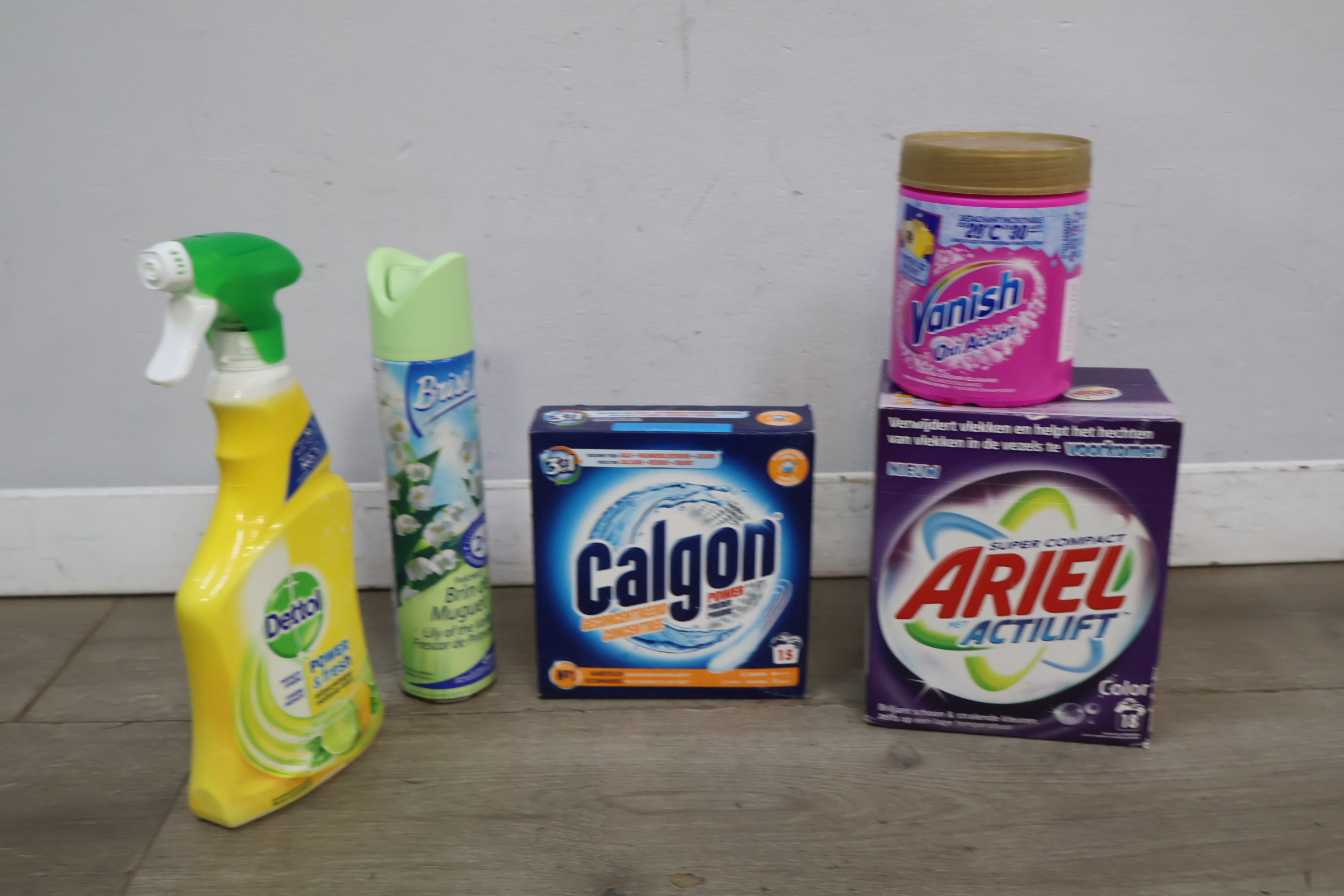 Diverse schoonmaakmiddelen inclusief Ariel en Dettol – foto 7 – kavel bij GSD Auctions, Zoeterwoude