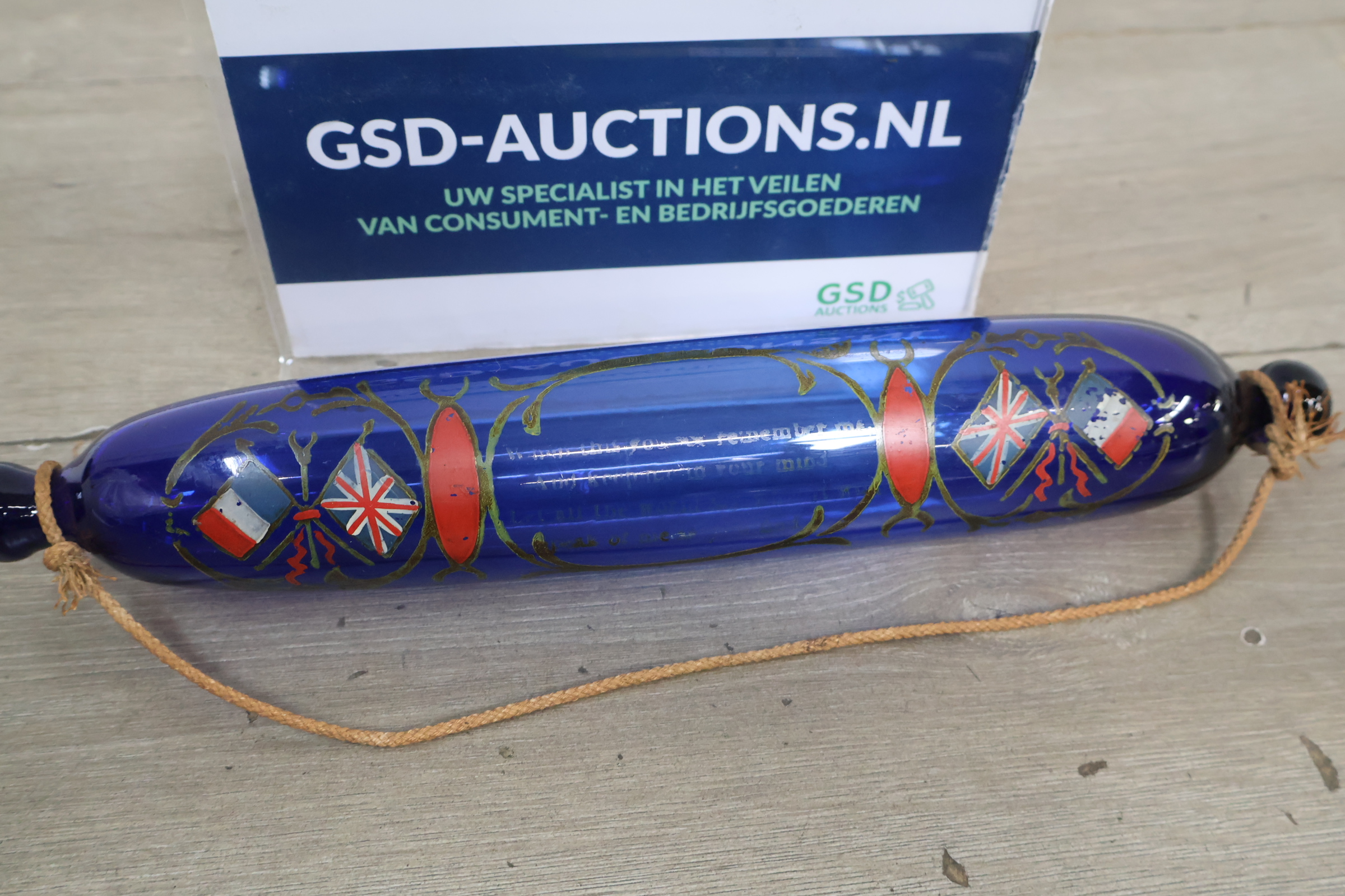 Blauw glazen wanddecoratie met engelse en franse vlaggen – foto 2 – kavel bij GSD Auctions, Zoeterwoude