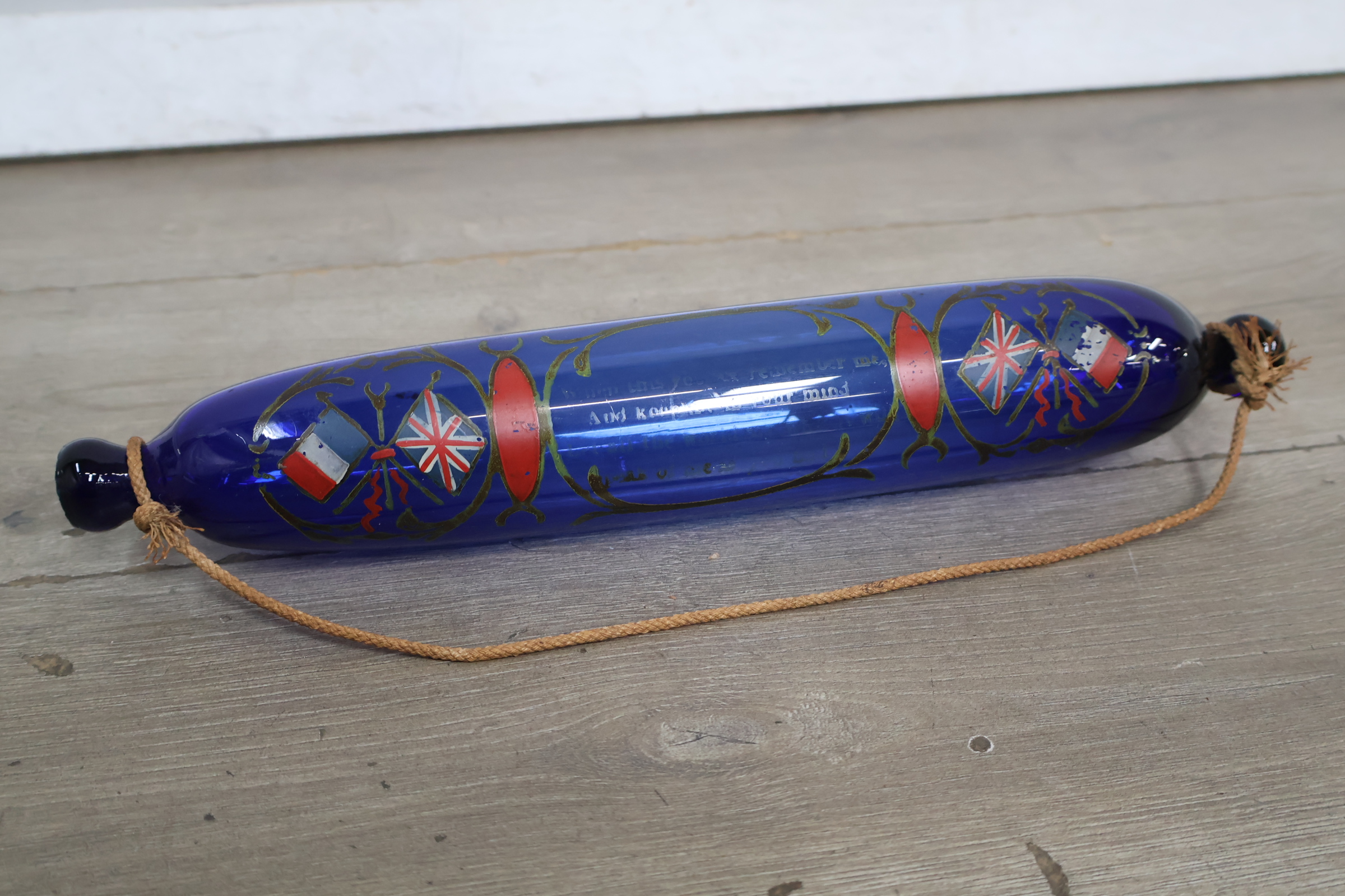 Blauw glazen wanddecoratie met engelse en franse vlaggen – foto 3 – kavel bij GSD Auctions, Zoeterwoude