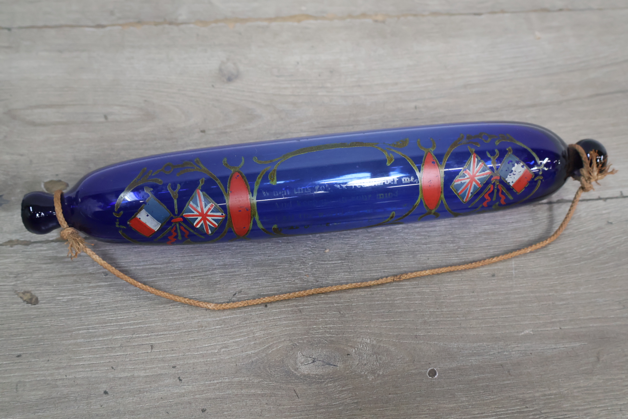 Blauw glazen wanddecoratie met engelse en franse vlaggen – foto 4 – kavel bij GSD Auctions, Zoeterwoude