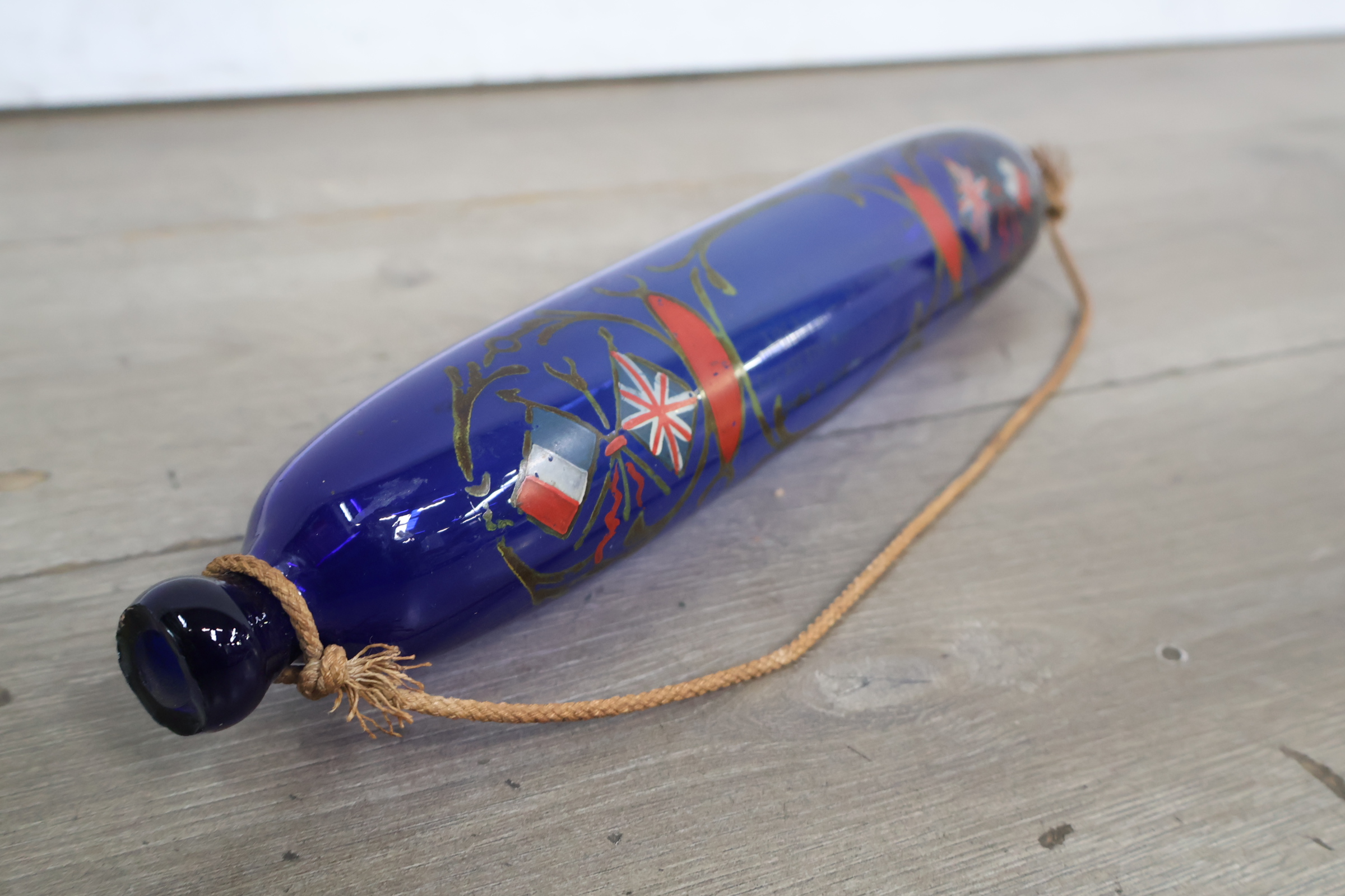 Blauw glazen wanddecoratie met engelse en franse vlaggen – foto 5 – kavel bij GSD Auctions, Zoeterwoude