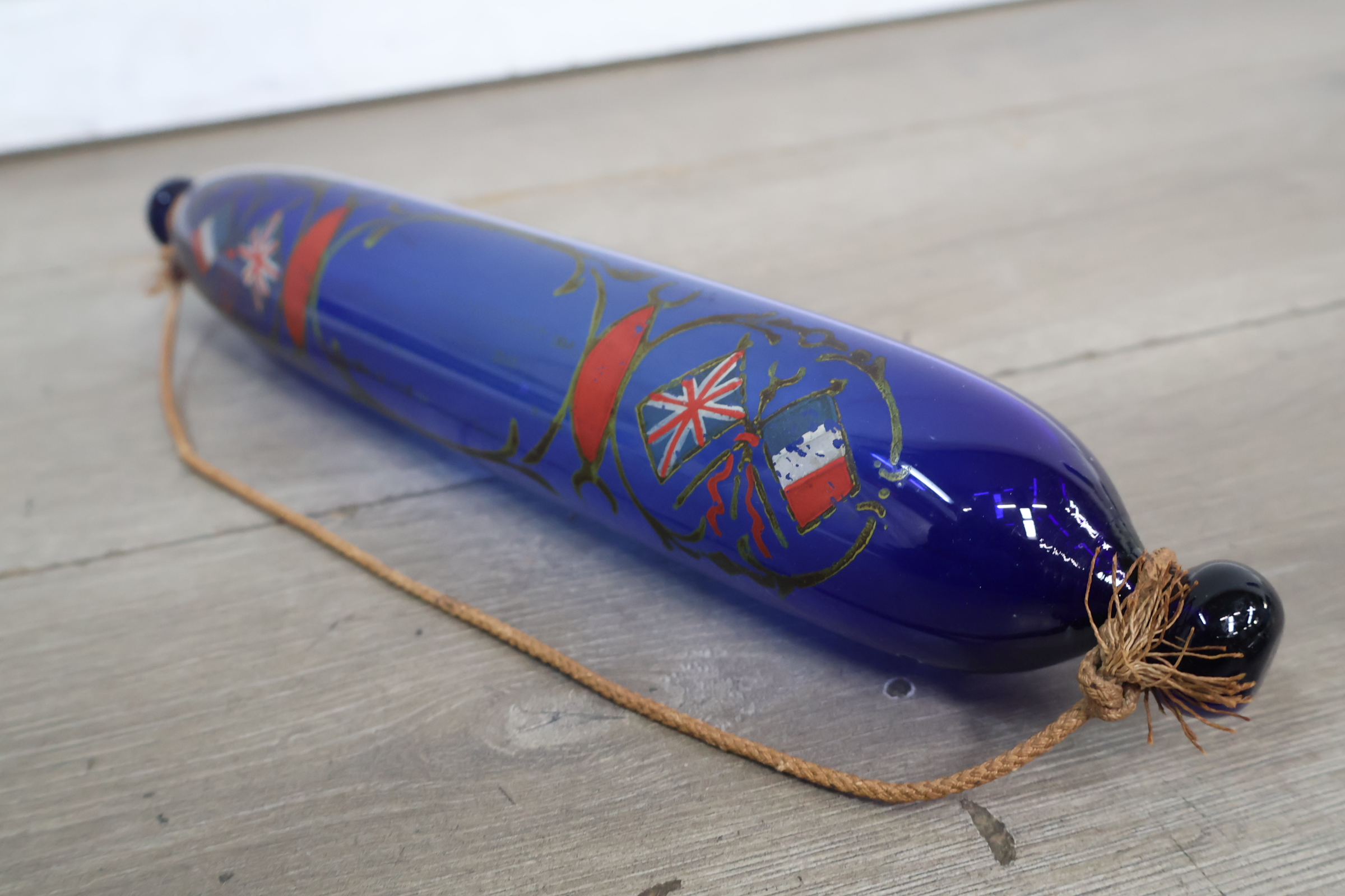 Blauw glazen wanddecoratie met engelse en franse vlaggen – foto 6 – kavel bij GSD Auctions, Zoeterwoude