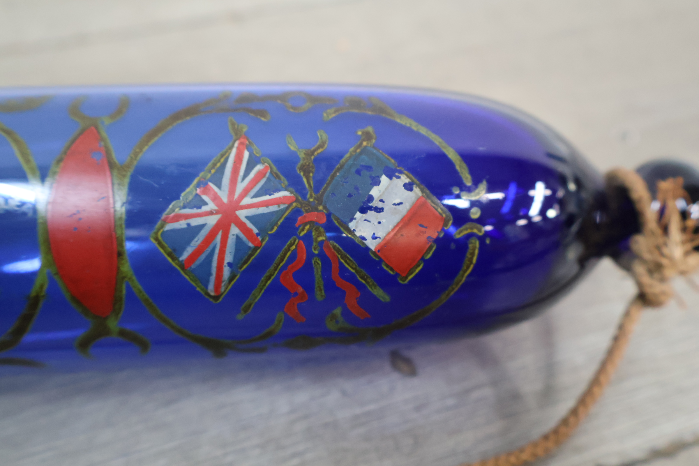Blauw glazen wanddecoratie met engelse en franse vlaggen – foto 7 – kavel bij GSD Auctions, Zoeterwoude