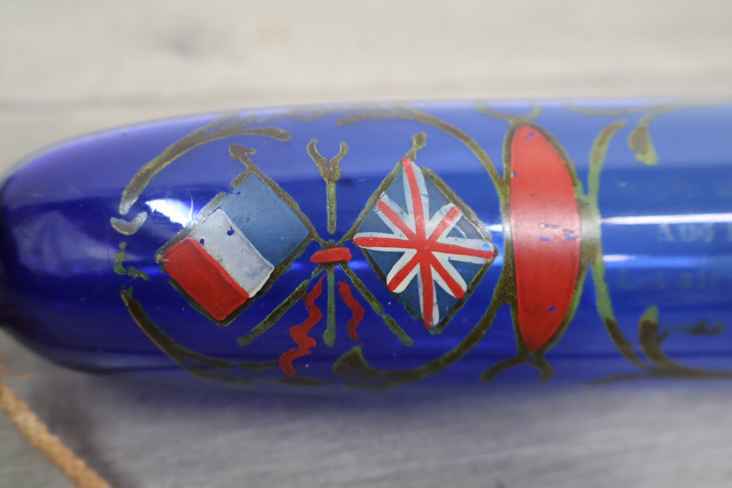 Blauw glazen wanddecoratie met engelse en franse vlaggen – foto 9 – kavel bij GSD Auctions, Zoeterwoude