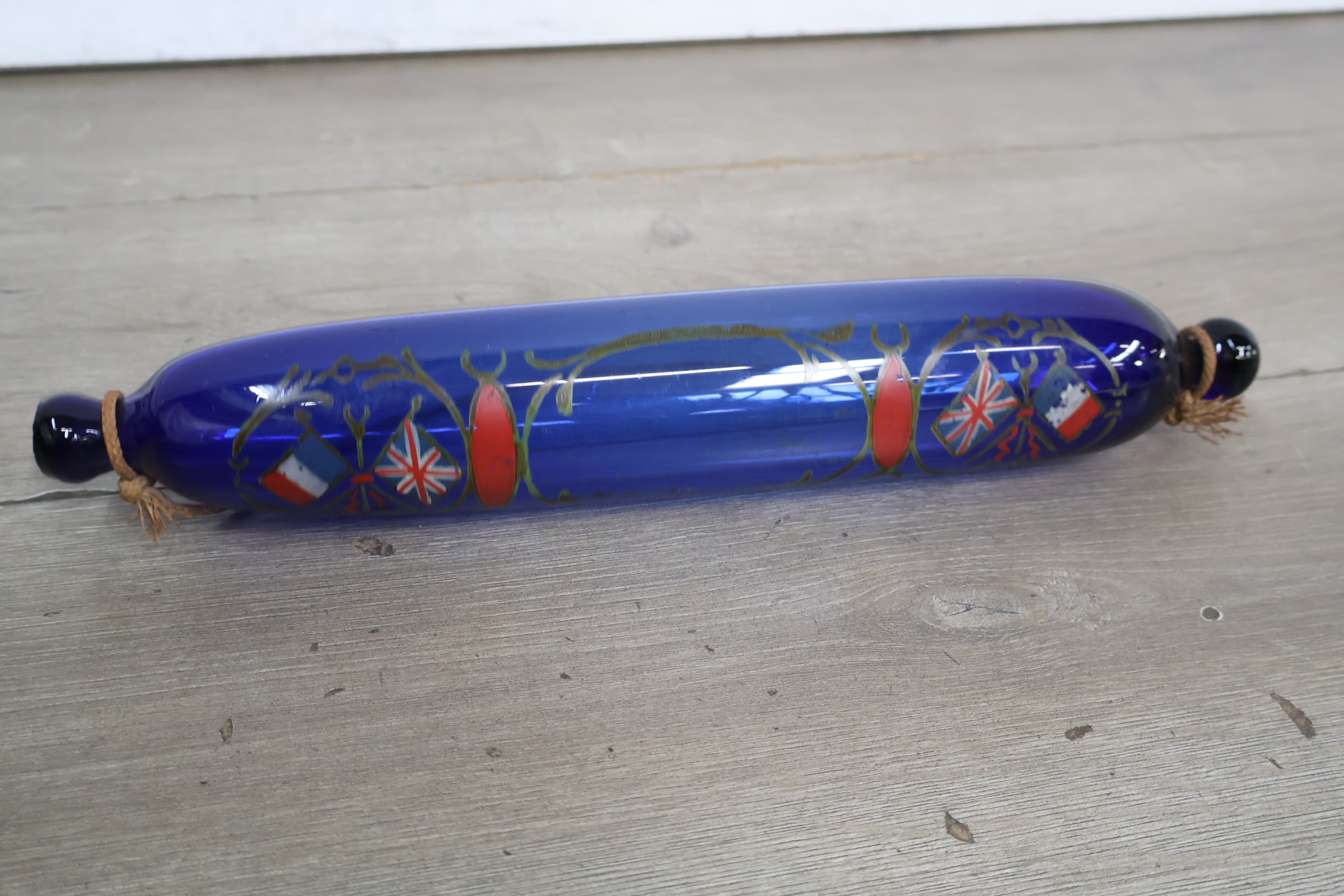 Blauw glazen wanddecoratie met engelse en franse vlaggen – foto 10 – kavel bij GSD Auctions, Zoeterwoude