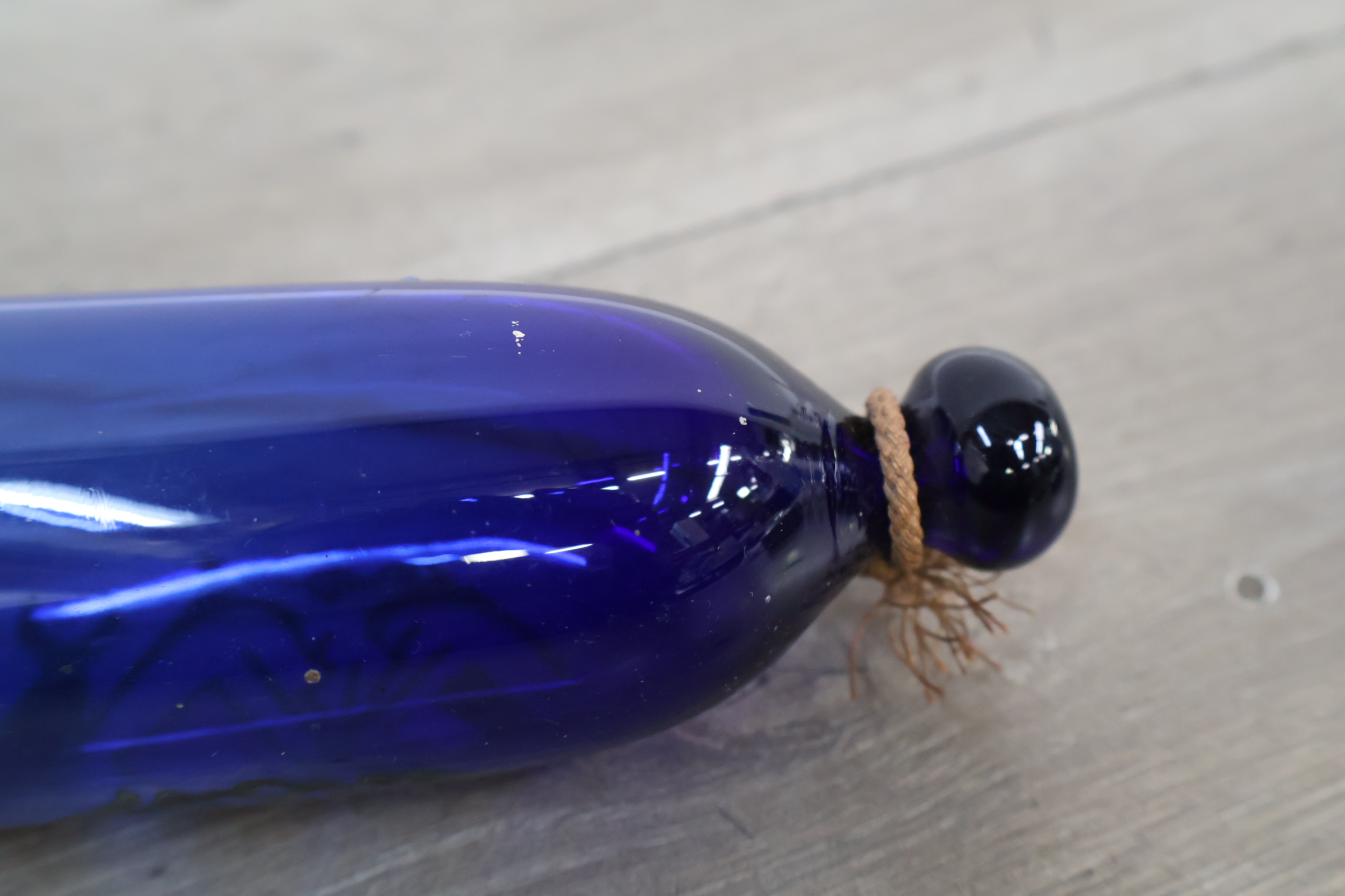 Blauw glazen wanddecoratie met engelse en franse vlaggen – foto 11 – kavel bij GSD Auctions, Zoeterwoude