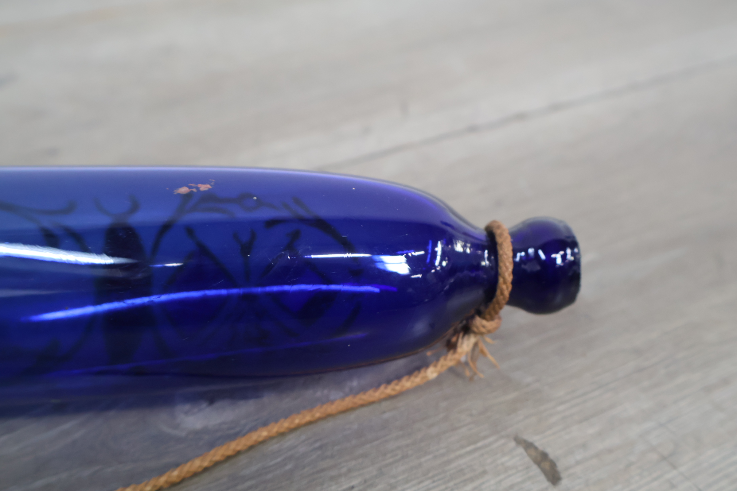 Blauw glazen wanddecoratie met engelse en franse vlaggen – foto 12 – kavel bij GSD Auctions, Zoeterwoude