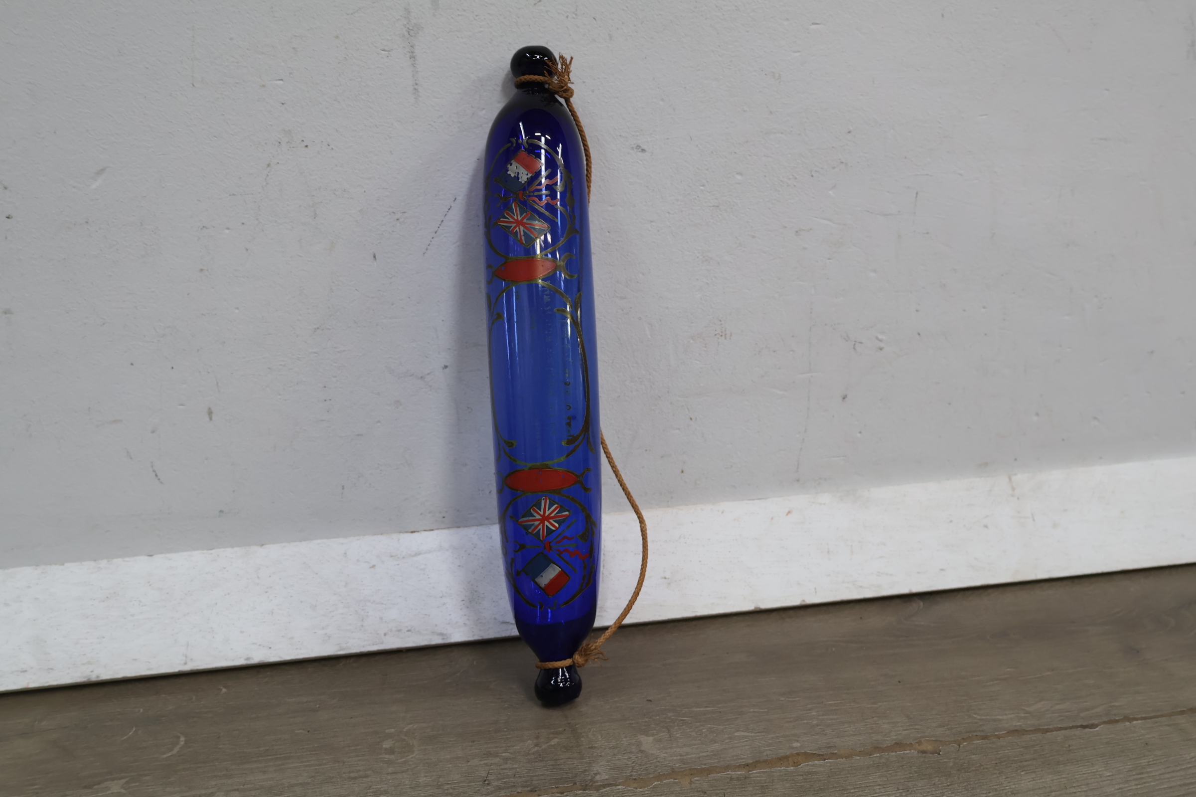 Blauw glazen wanddecoratie met engelse en franse vlaggen – foto 13 – kavel bij GSD Auctions, Zoeterwoude
