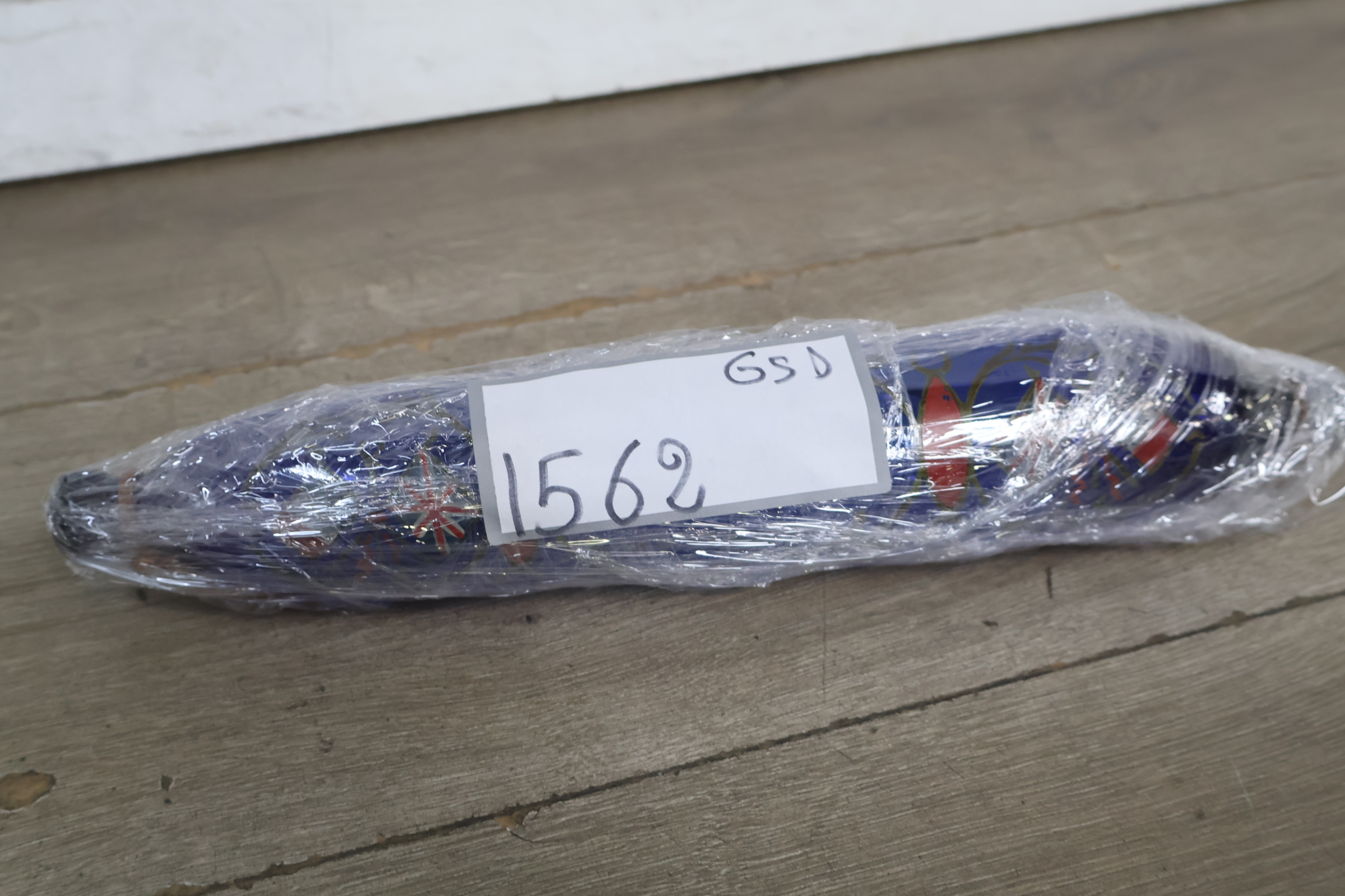 Blauw glazen wanddecoratie met engelse en franse vlaggen – foto 16 – kavel bij GSD Auctions, Zoeterwoude