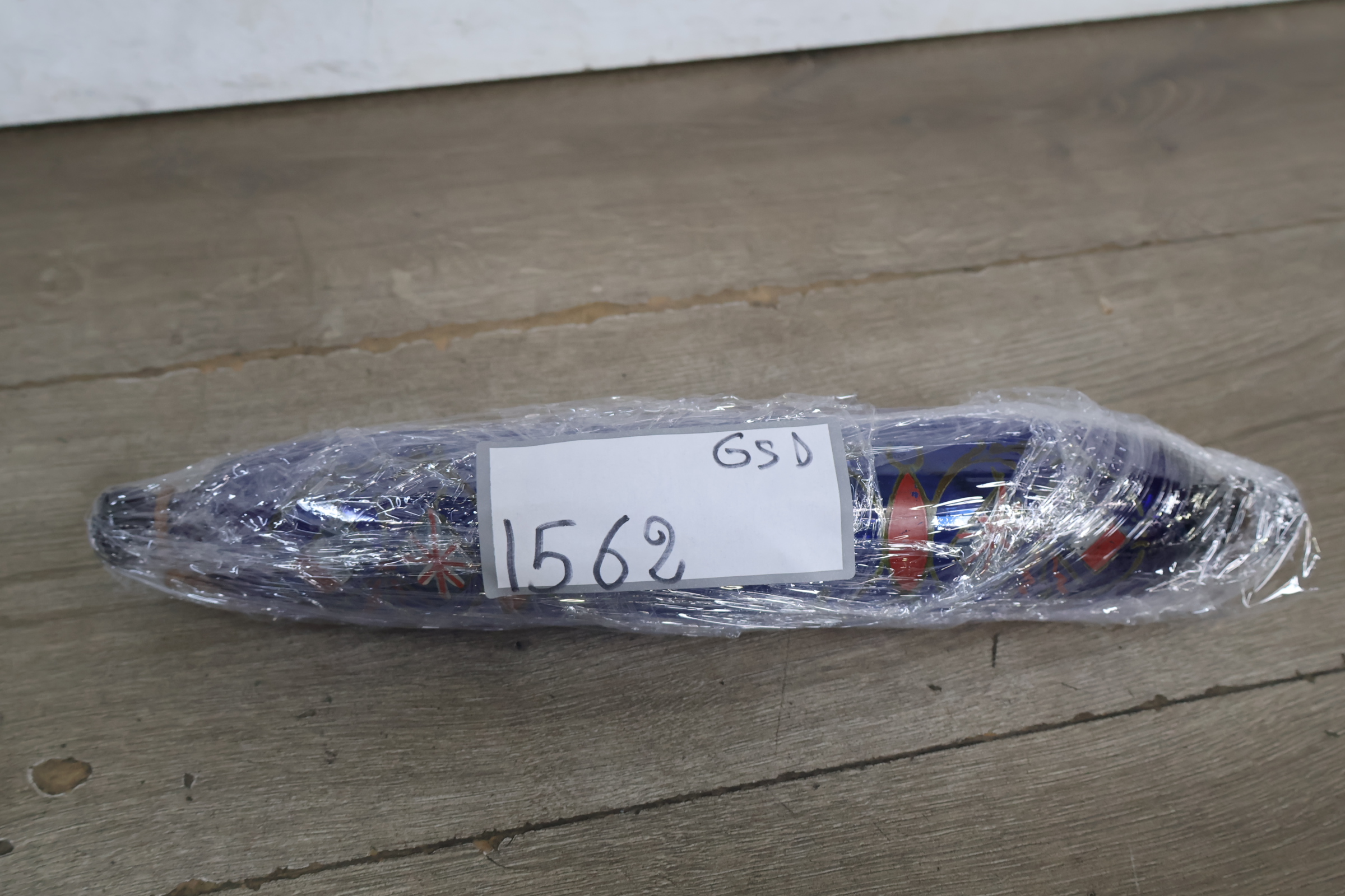 Blauw glazen wanddecoratie met engelse en franse vlaggen – foto 17 – kavel bij GSD Auctions, Zoeterwoude