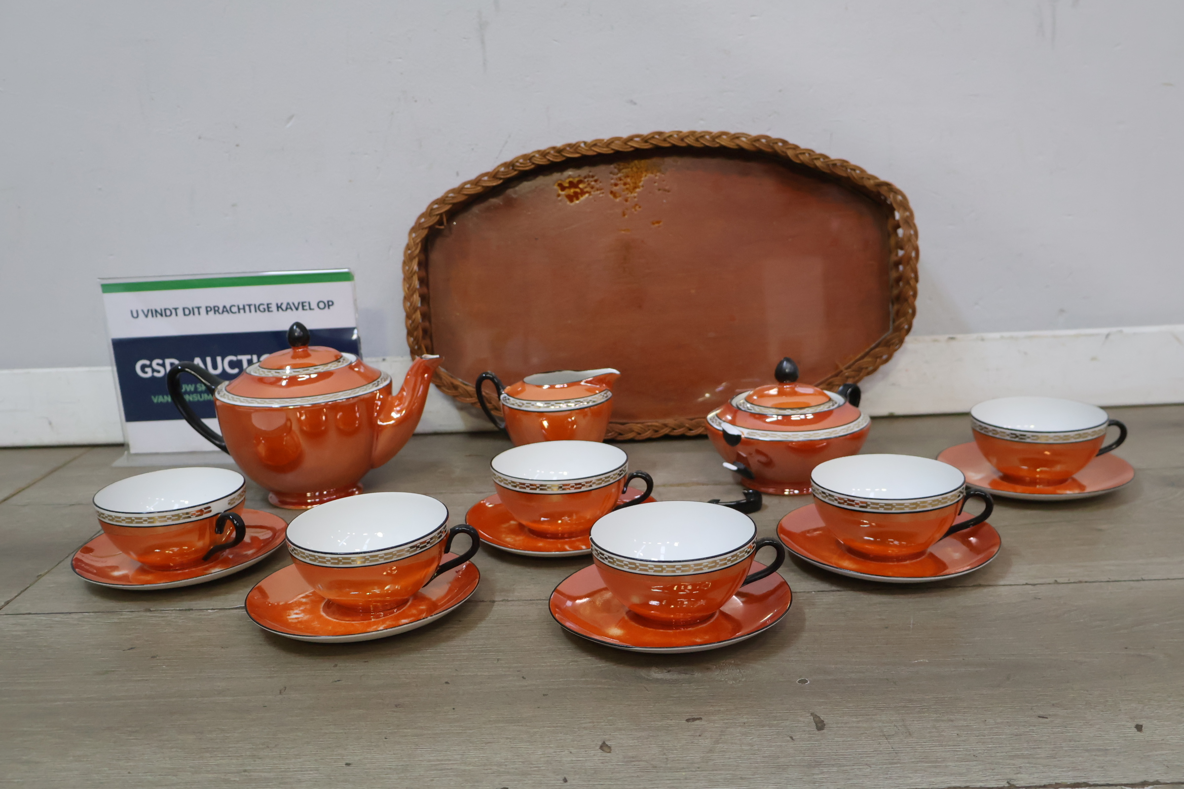 Oranje theeservies met houten dienblad – foto 2 – kavel bij GSD Auctions, Zoeterwoude