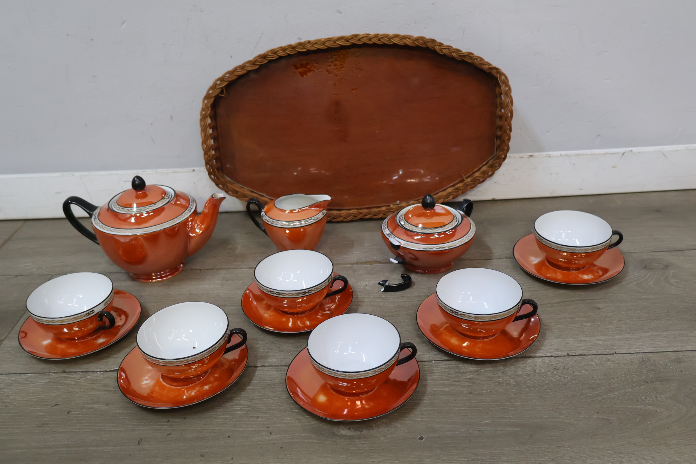 Oranje theeservies met houten dienblad – foto 3 – kavel bij GSD Auctions, Zoeterwoude