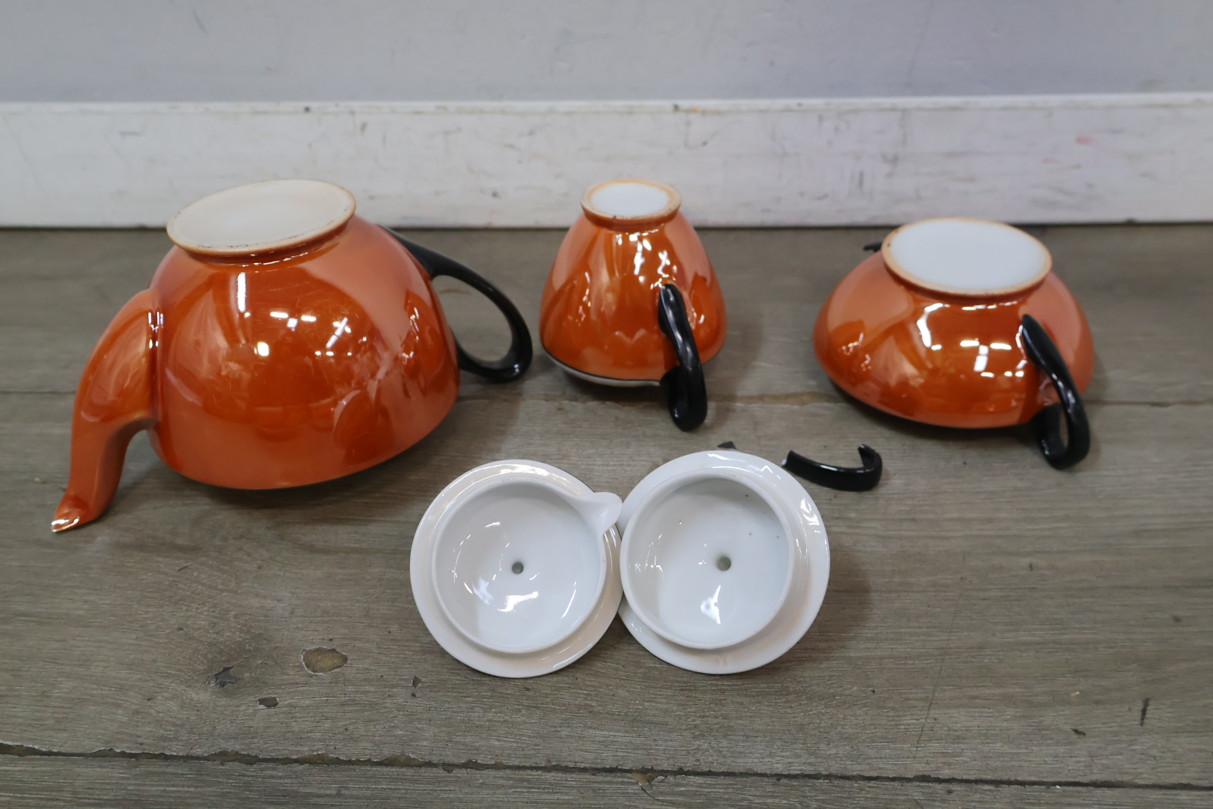 Oranje theeservies met houten dienblad – foto 9 – kavel bij GSD Auctions, Zoeterwoude