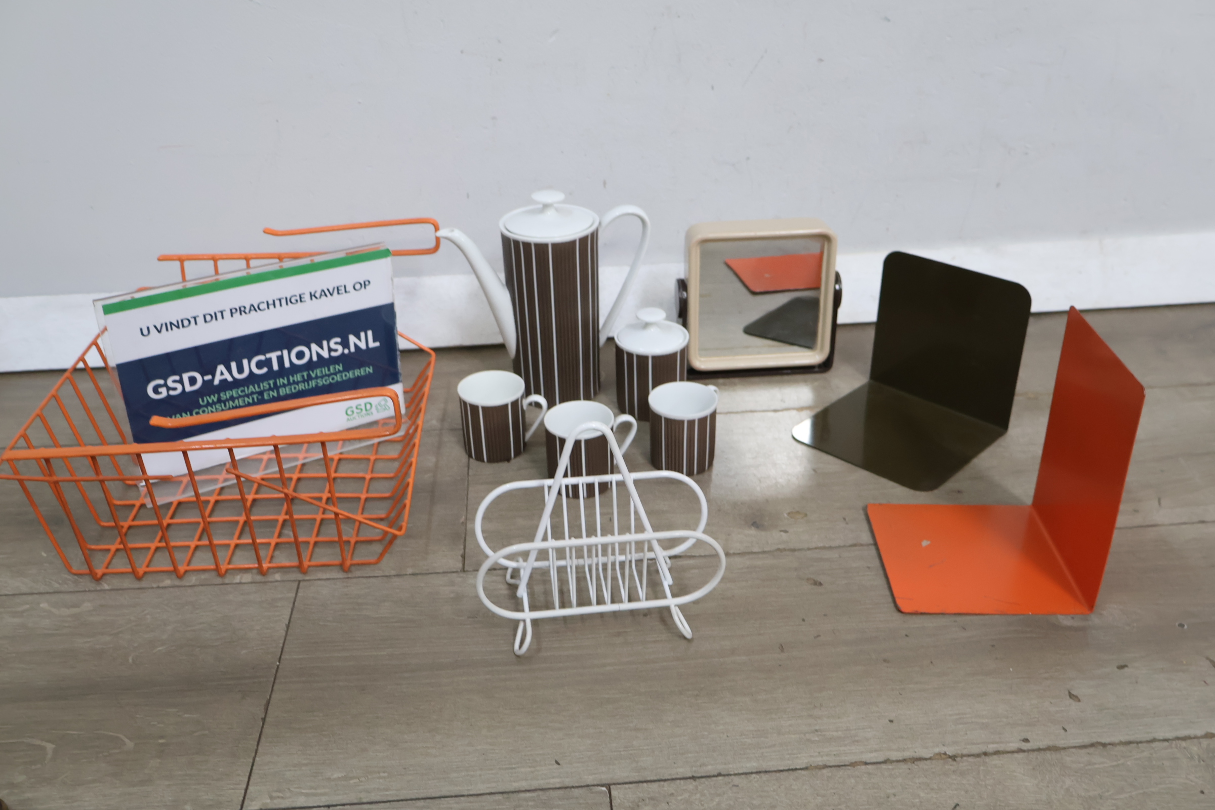 Vintage koffiepot set met mokken en metalen accessoires – foto 2 – kavel bij GSD Auctions, Zoeterwoude