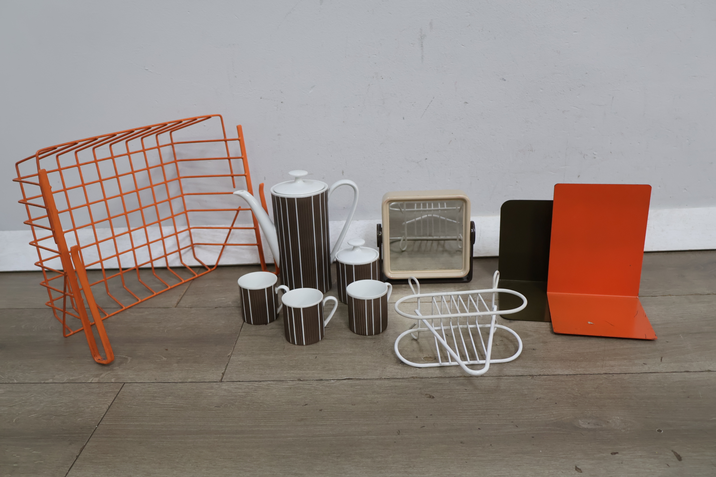 Vintage koffiepot set met mokken en metalen accessoires – foto 4 – kavel bij GSD Auctions, Zoeterwoude