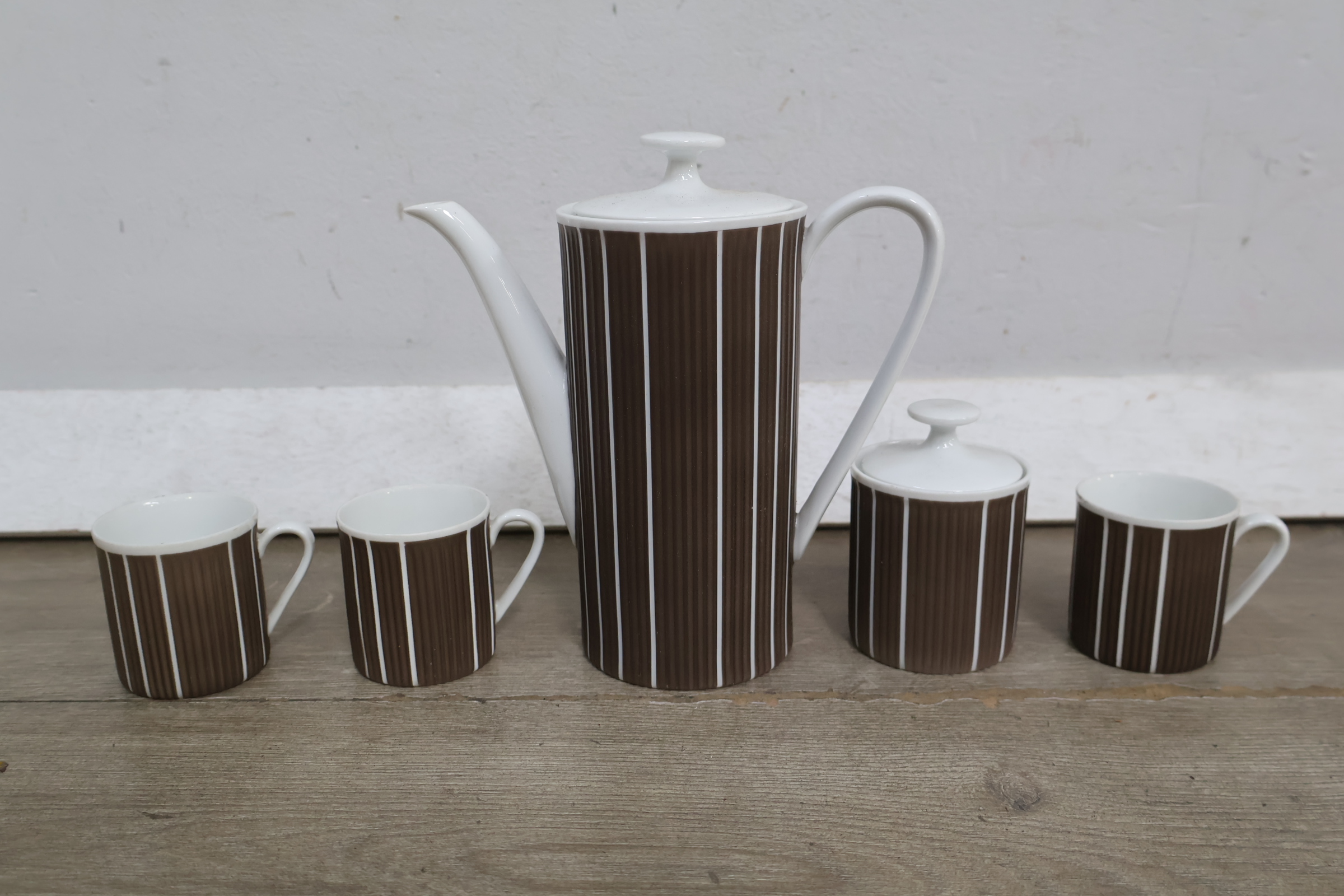 Vintage koffiepot set met mokken en metalen accessoires – foto 10 – kavel bij GSD Auctions, Zoeterwoude
