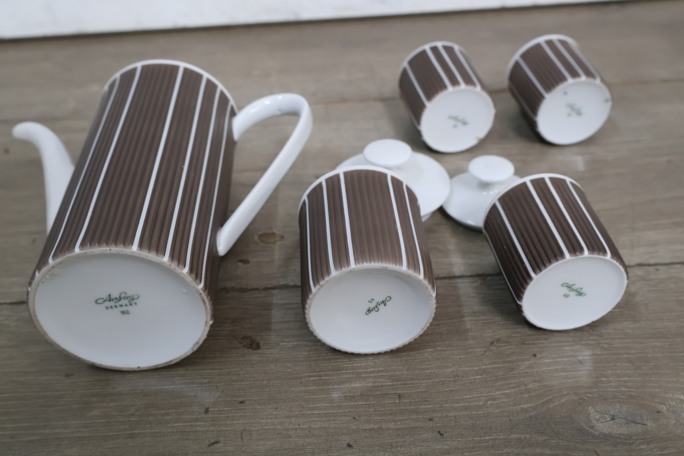 Vintage koffiepot set met mokken en metalen accessoires – foto 11 – kavel bij GSD Auctions, Zoeterwoude