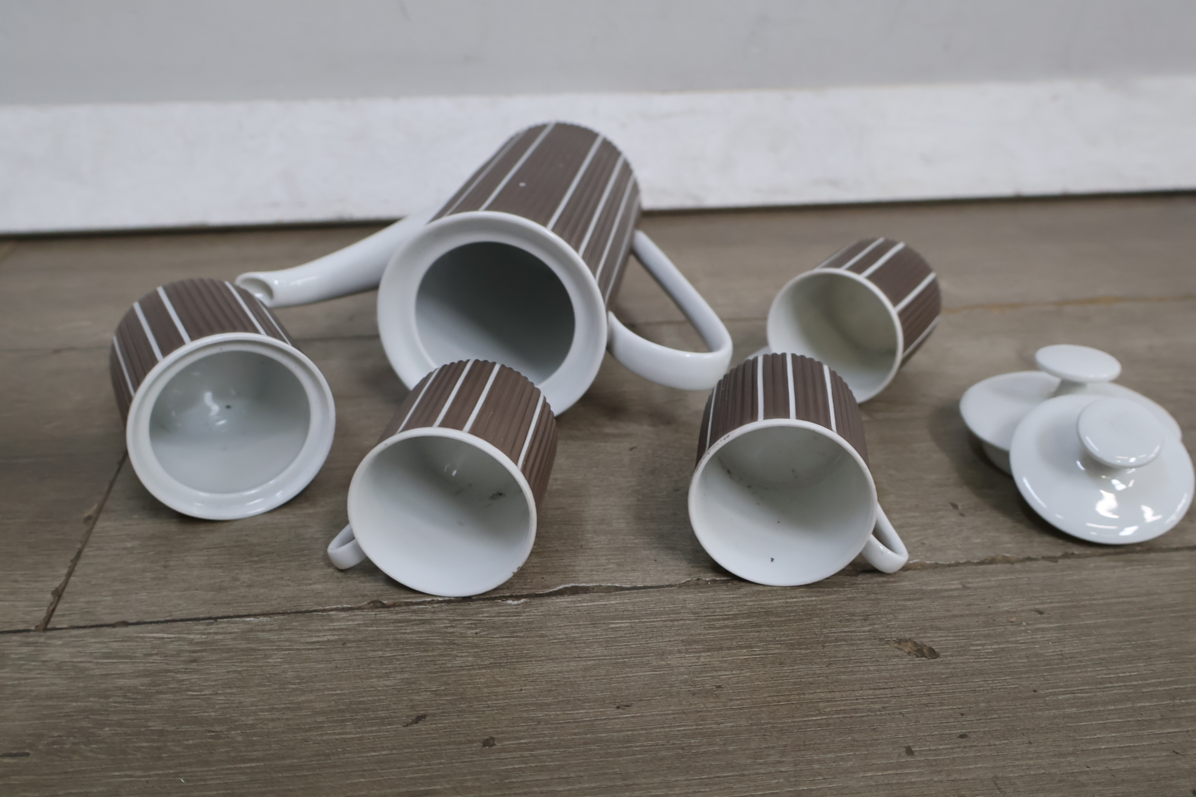 Vintage koffiepot set met mokken en metalen accessoires – foto 13 – kavel bij GSD Auctions, Zoeterwoude