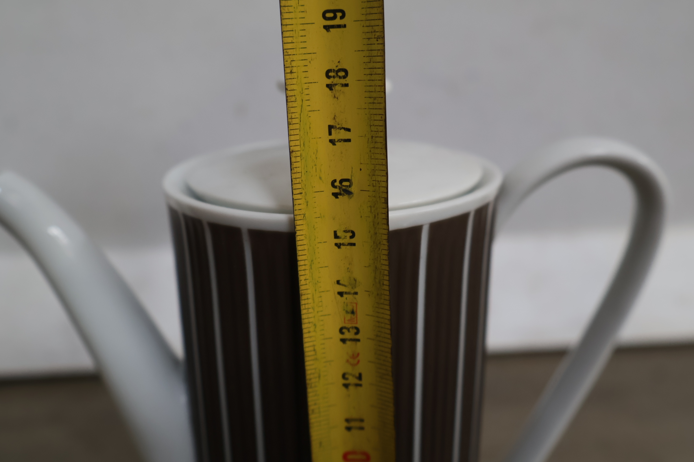 Vintage koffiepot set met mokken en metalen accessoires – foto 15 – kavel bij GSD Auctions, Zoeterwoude