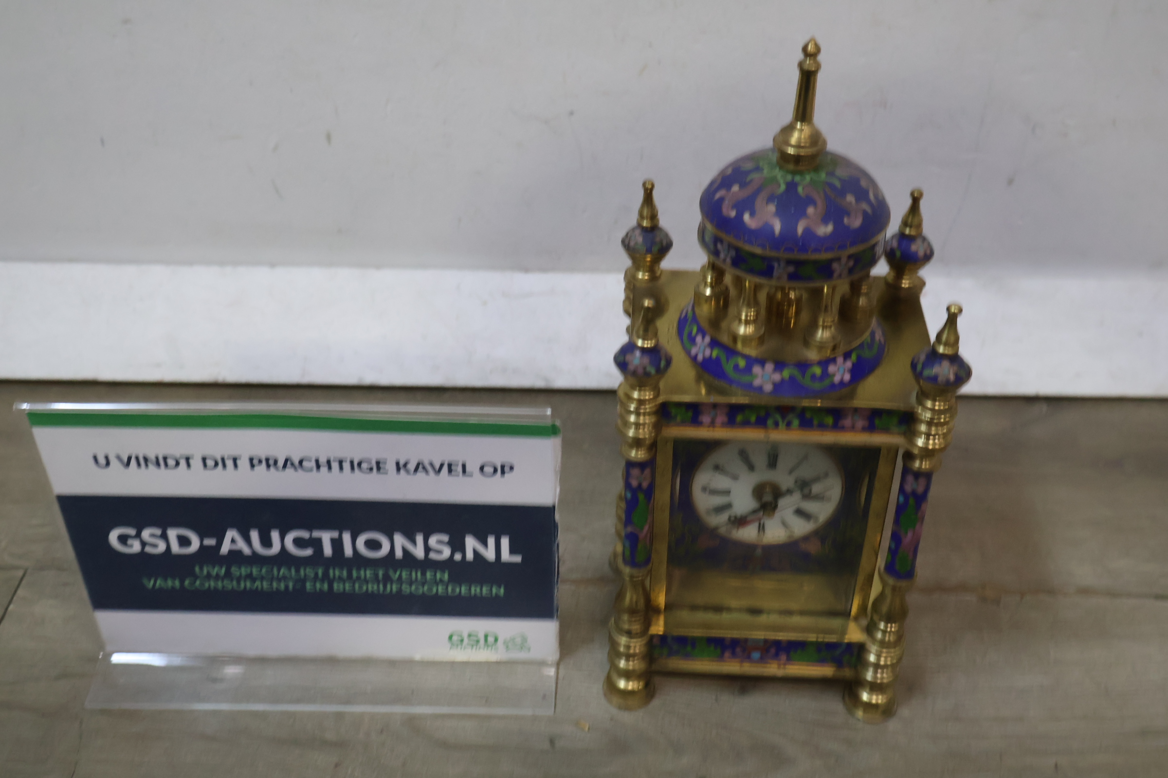 Kleine kleurrijke antieke pendule met cloisonné decoratie – foto 2 – kavel bij GSD Auctions, Zoeterwoude