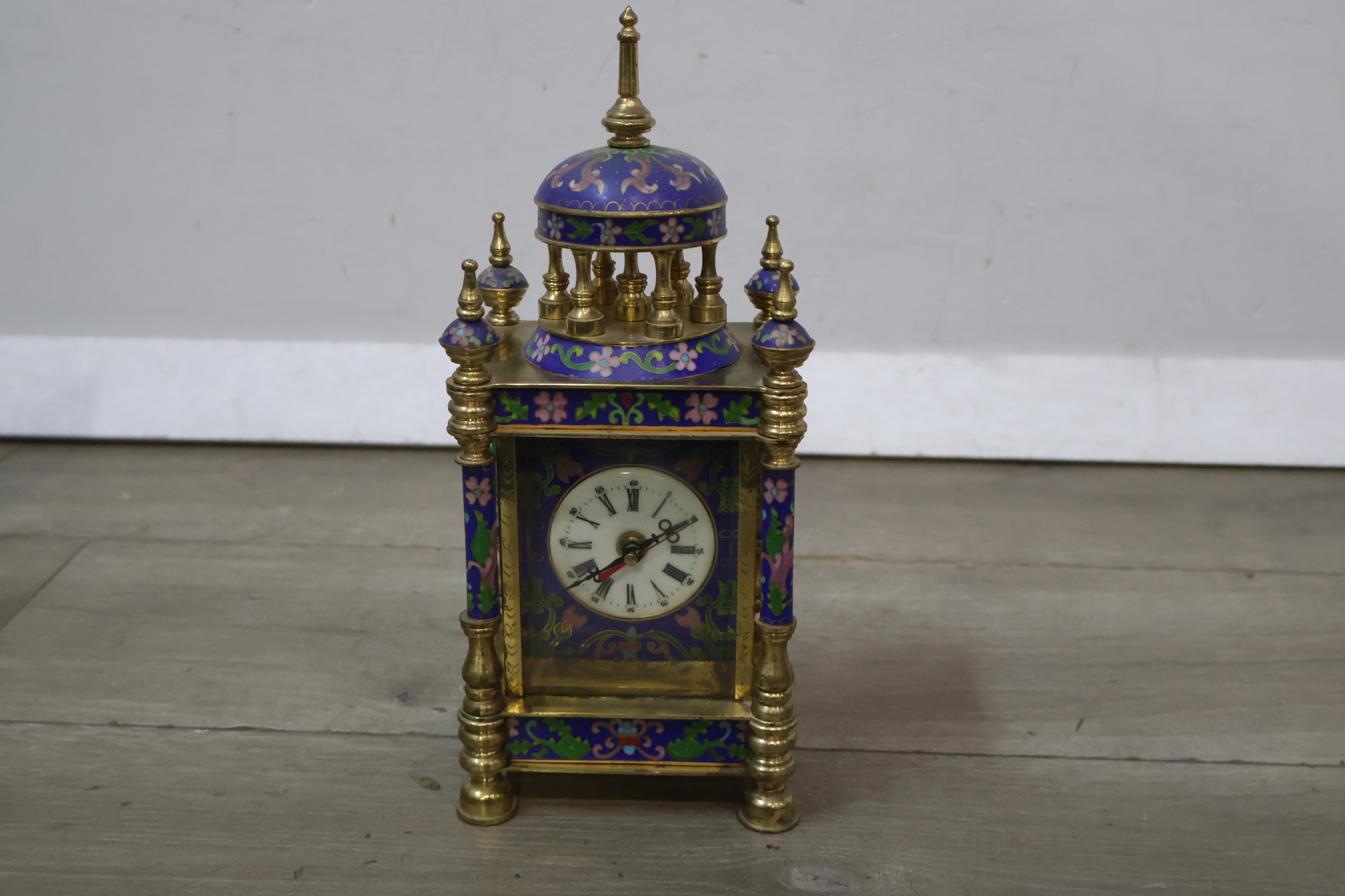 Kleine kleurrijke antieke pendule met cloisonné decoratie – foto 3 – kavel bij GSD Auctions, Zoeterwoude