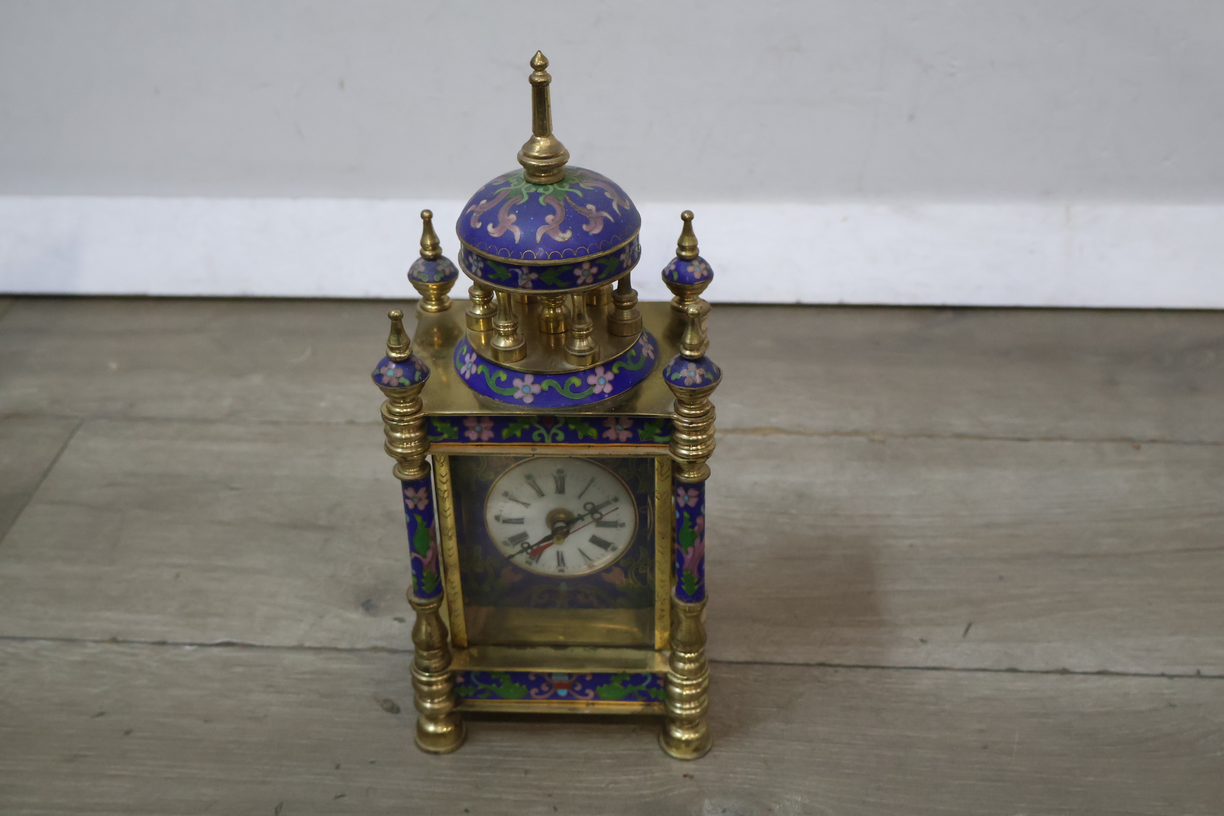 Kleine kleurrijke antieke pendule met cloisonné decoratie – foto 4 – kavel bij GSD Auctions, Zoeterwoude