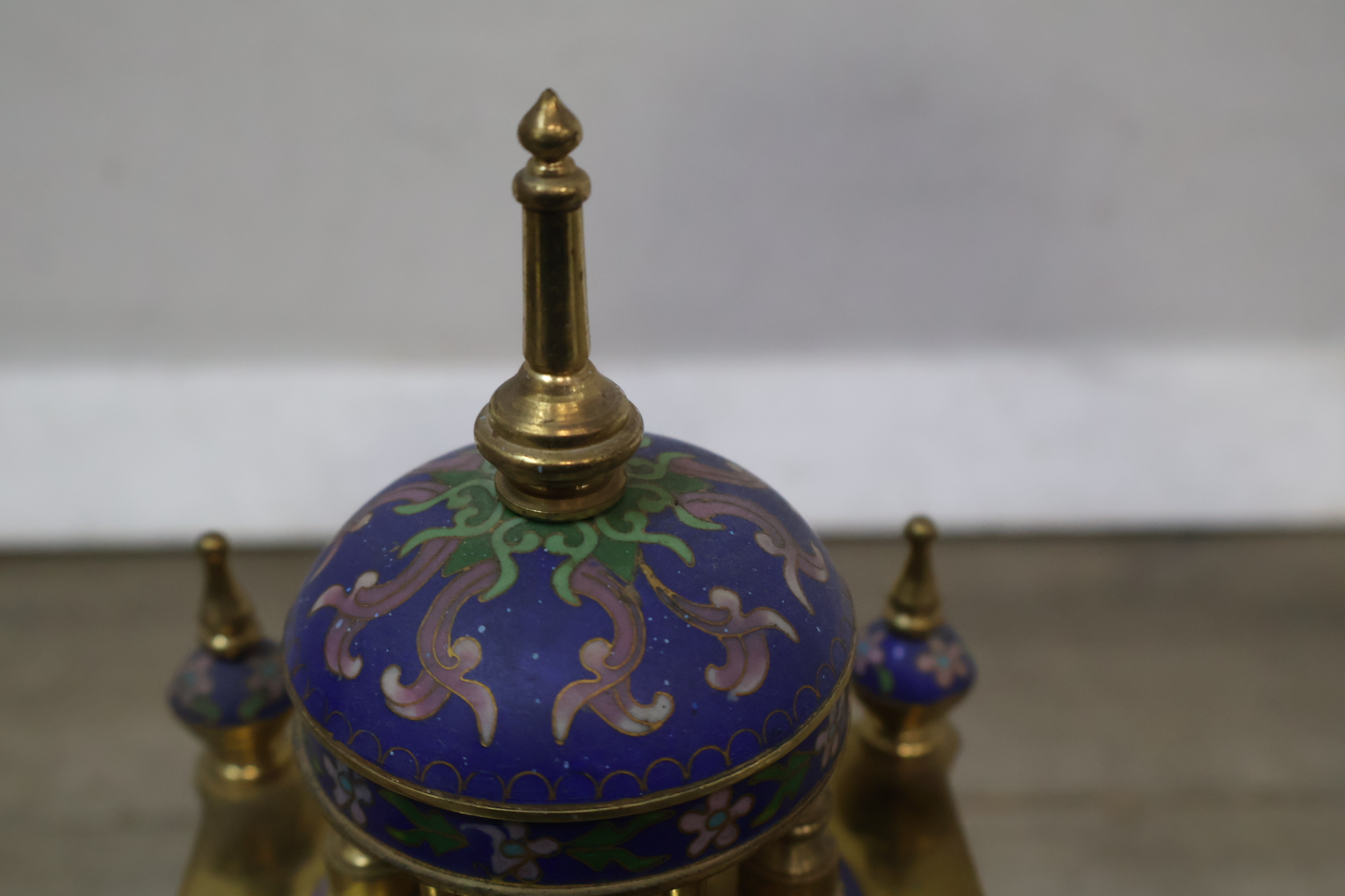 Kleine kleurrijke antieke pendule met cloisonné decoratie – foto 5 – kavel bij GSD Auctions, Zoeterwoude