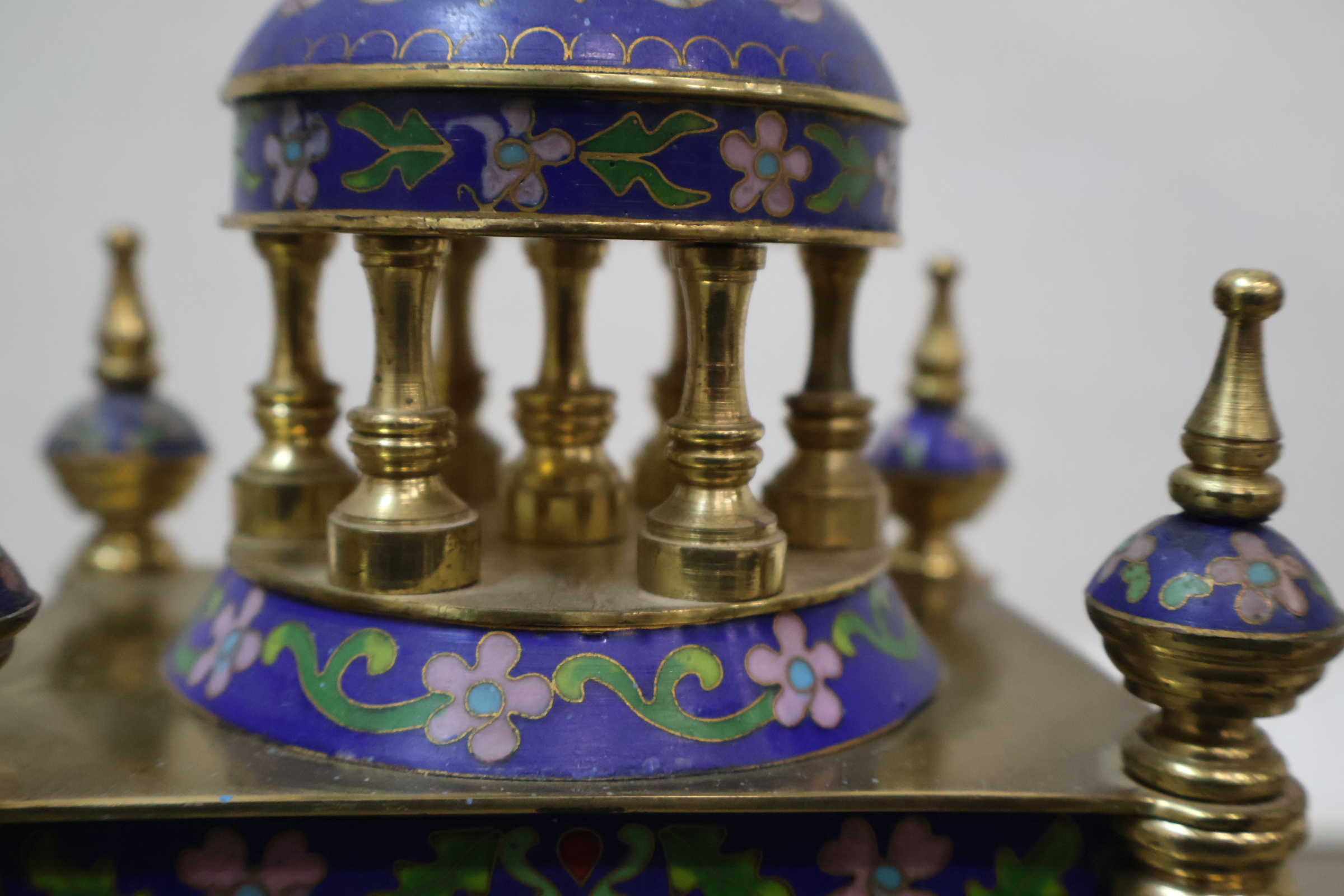 Kleine kleurrijke antieke pendule met cloisonné decoratie – foto 6 – kavel bij GSD Auctions, Zoeterwoude