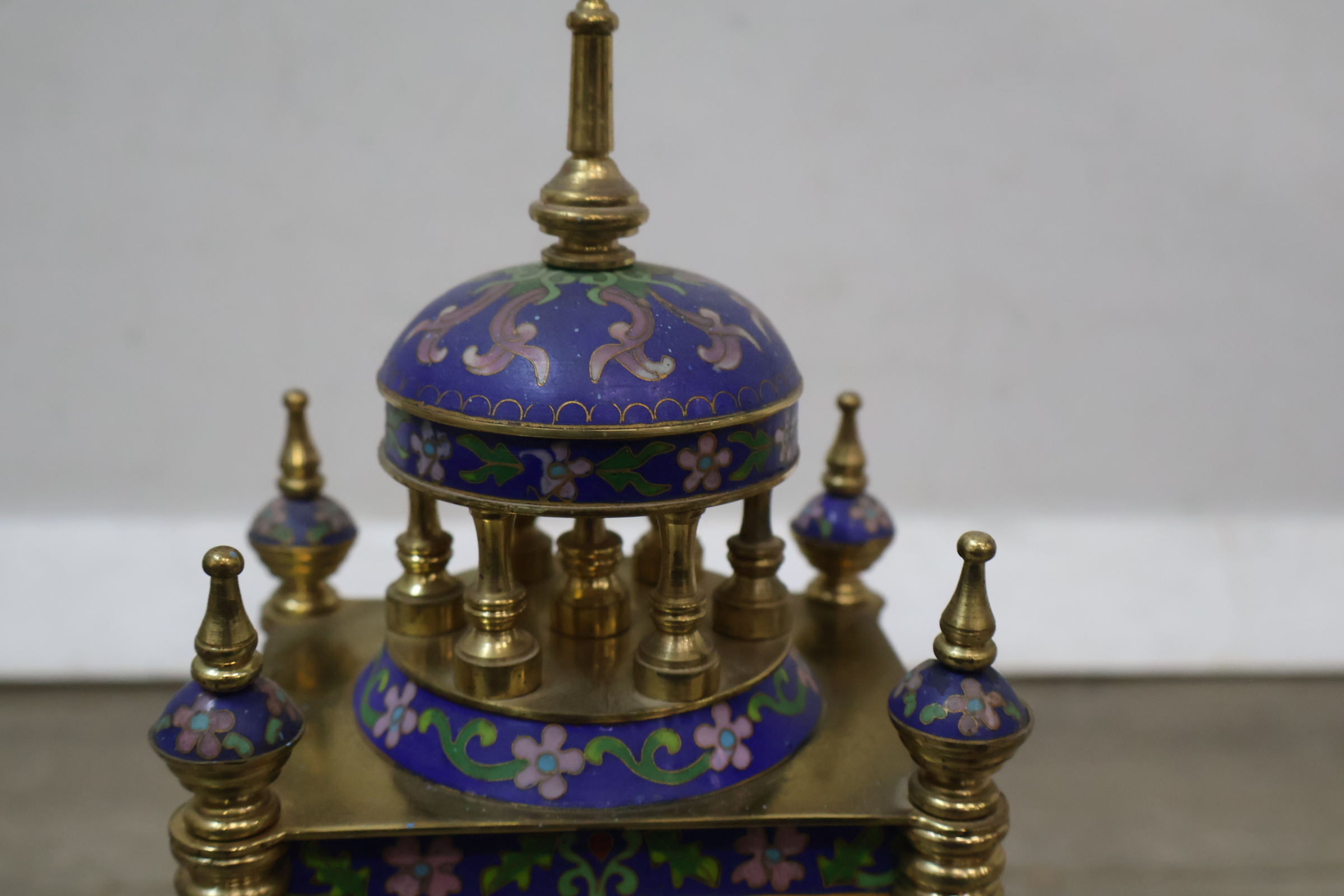 Kleine kleurrijke antieke pendule met cloisonné decoratie – foto 7 – kavel bij GSD Auctions, Zoeterwoude