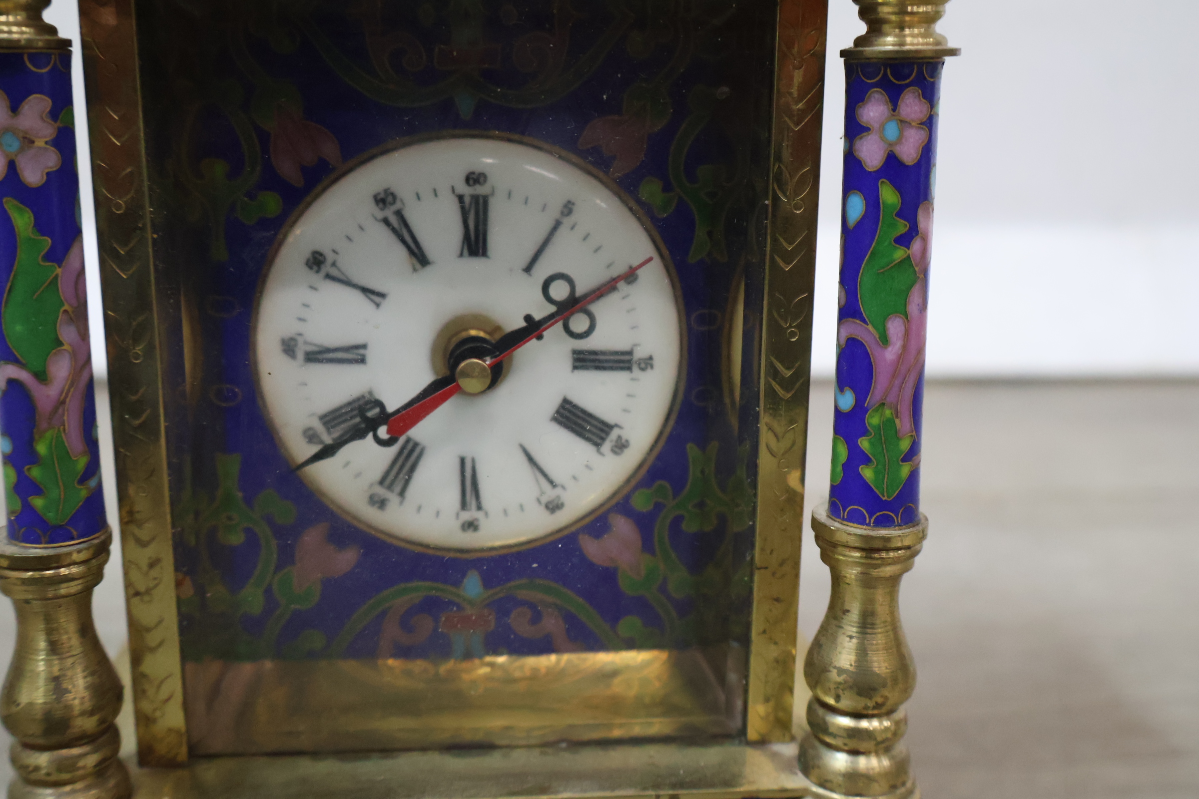 Kleine kleurrijke antieke pendule met cloisonné decoratie – foto 8 – kavel bij GSD Auctions, Zoeterwoude
