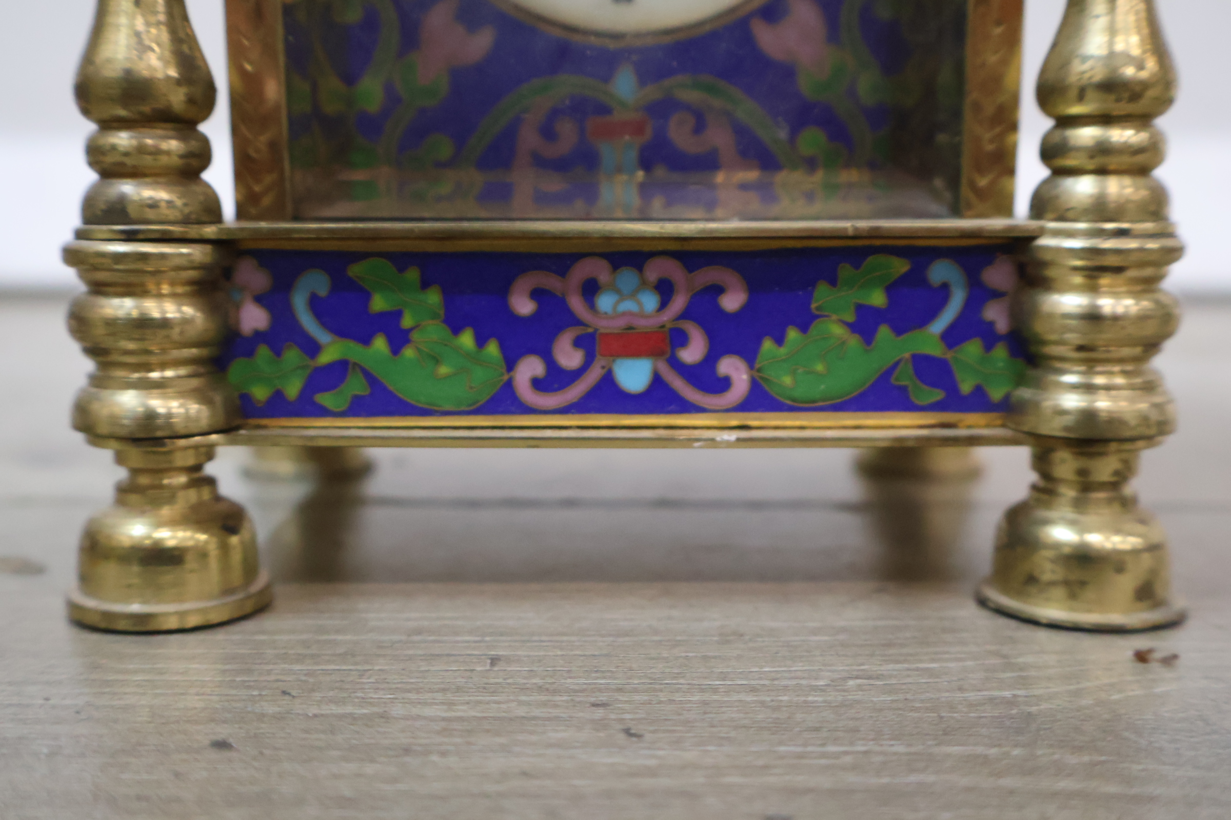 Kleine kleurrijke antieke pendule met cloisonné decoratie – foto 9 – kavel bij GSD Auctions, Zoeterwoude