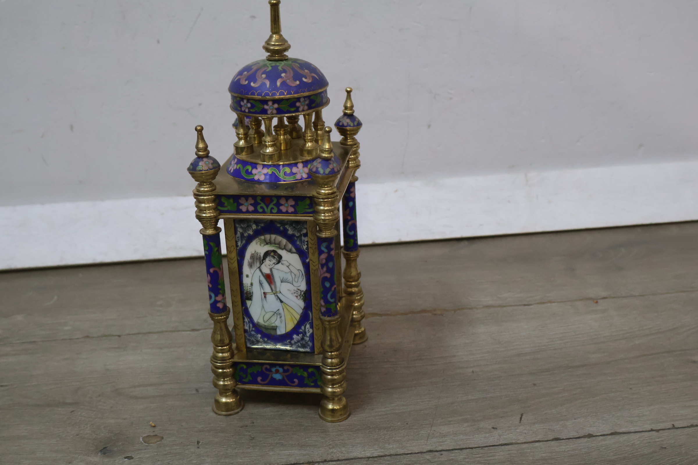 Kleine kleurrijke antieke pendule met cloisonné decoratie – foto 10 – kavel bij GSD Auctions, Zoeterwoude