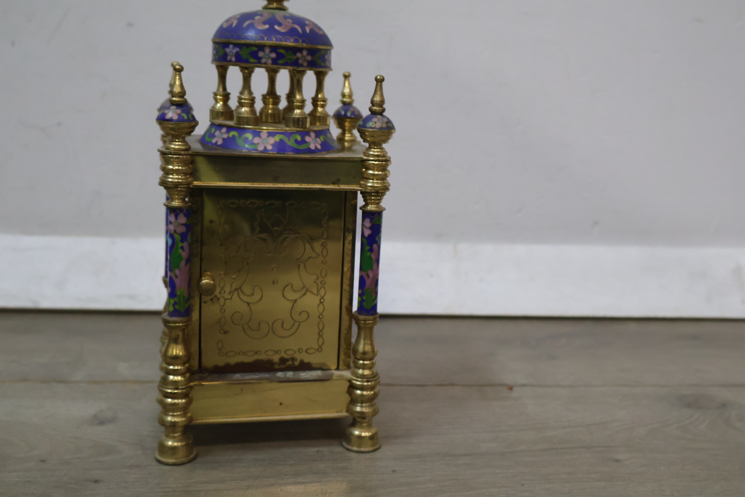 Kleine kleurrijke antieke pendule met cloisonné decoratie – foto 11 – kavel bij GSD Auctions, Zoeterwoude