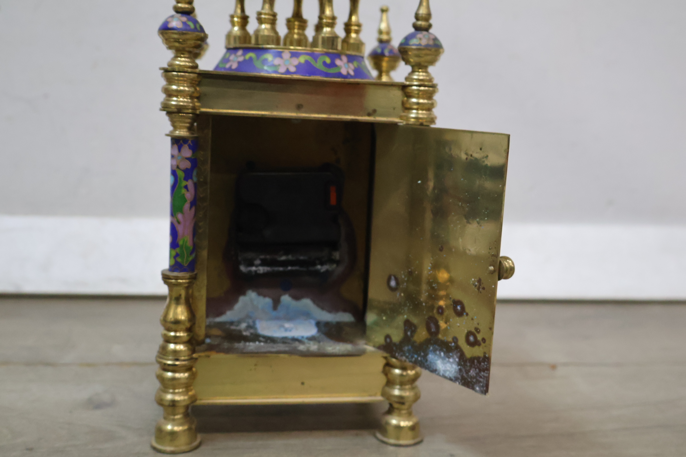 Kleine kleurrijke antieke pendule met cloisonné decoratie – foto 12 – kavel bij GSD Auctions, Zoeterwoude