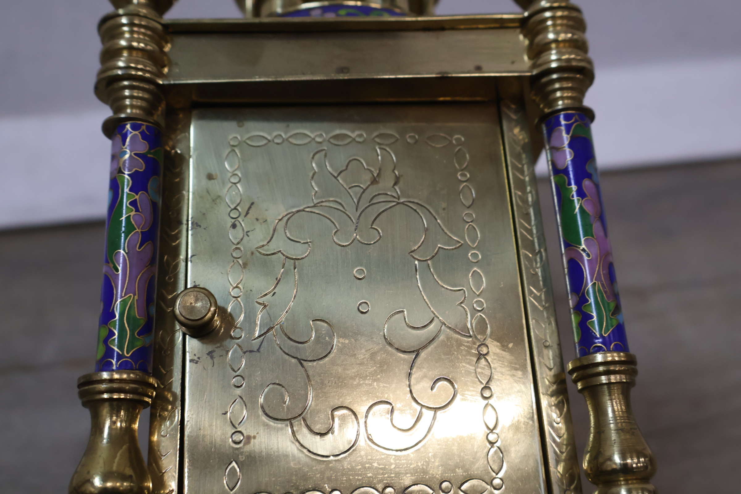 Kleine kleurrijke antieke pendule met cloisonné decoratie – foto 14 – kavel bij GSD Auctions, Zoeterwoude