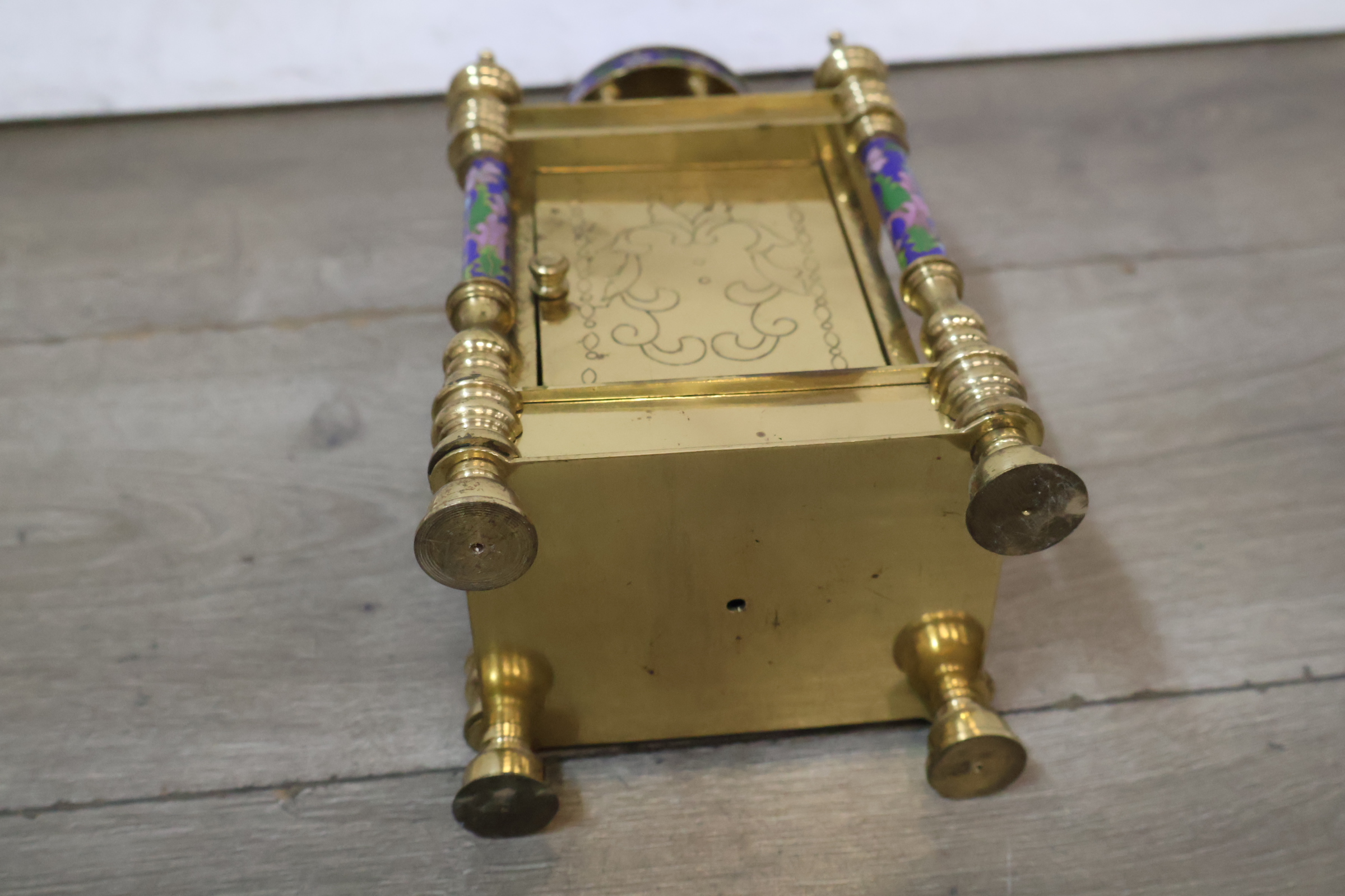 Kleine kleurrijke antieke pendule met cloisonné decoratie – foto 15 – kavel bij GSD Auctions, Zoeterwoude