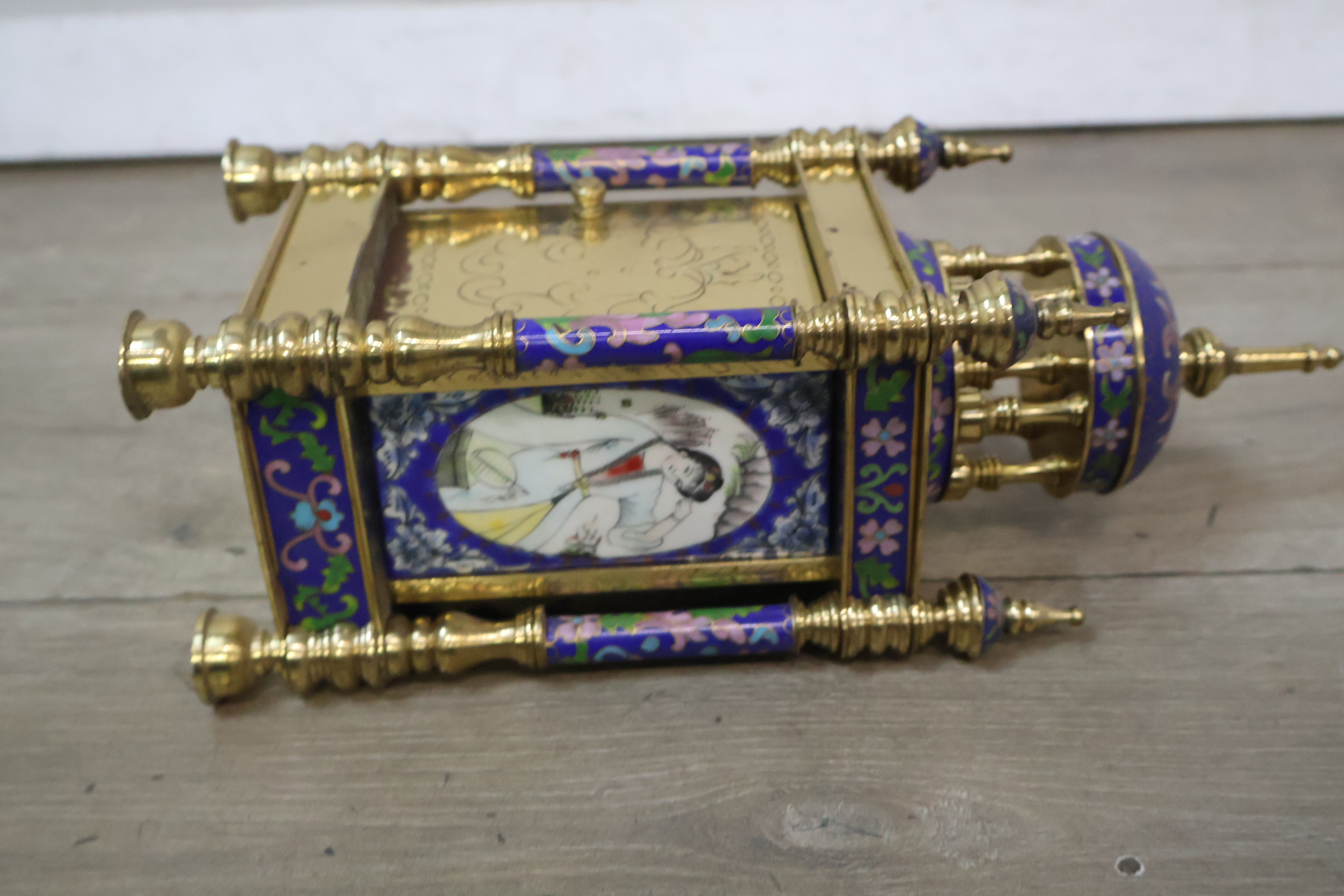 Kleine kleurrijke antieke pendule met cloisonné decoratie – foto 16 – kavel bij GSD Auctions, Zoeterwoude