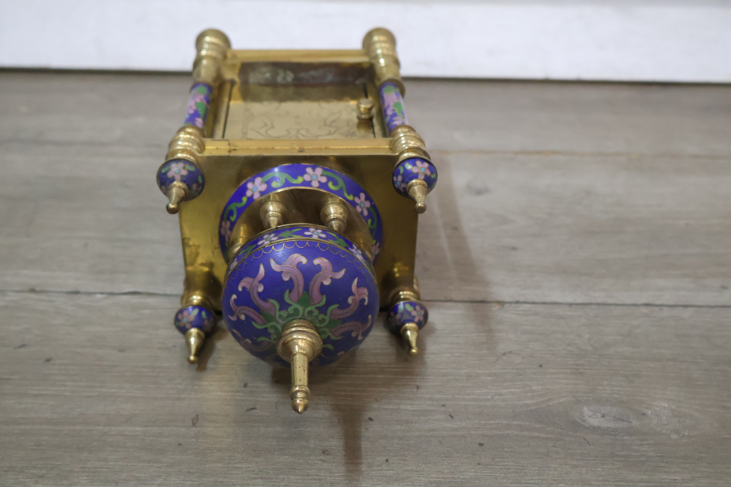 Kleine kleurrijke antieke pendule met cloisonné decoratie – foto 17 – kavel bij GSD Auctions, Zoeterwoude