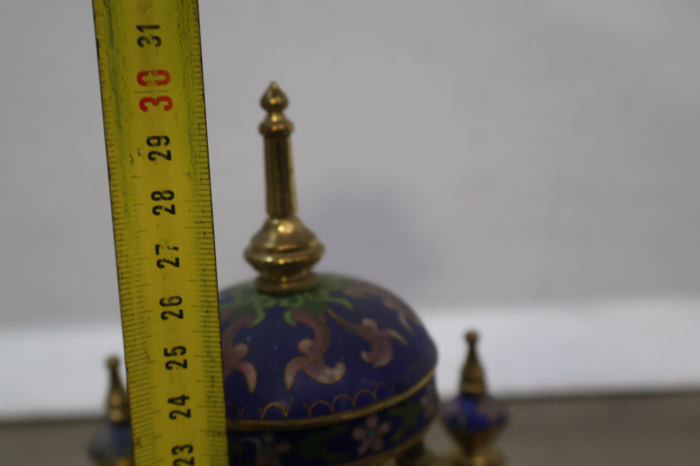 Kleine kleurrijke antieke pendule met cloisonné decoratie – foto 19 – kavel bij GSD Auctions, Zoeterwoude