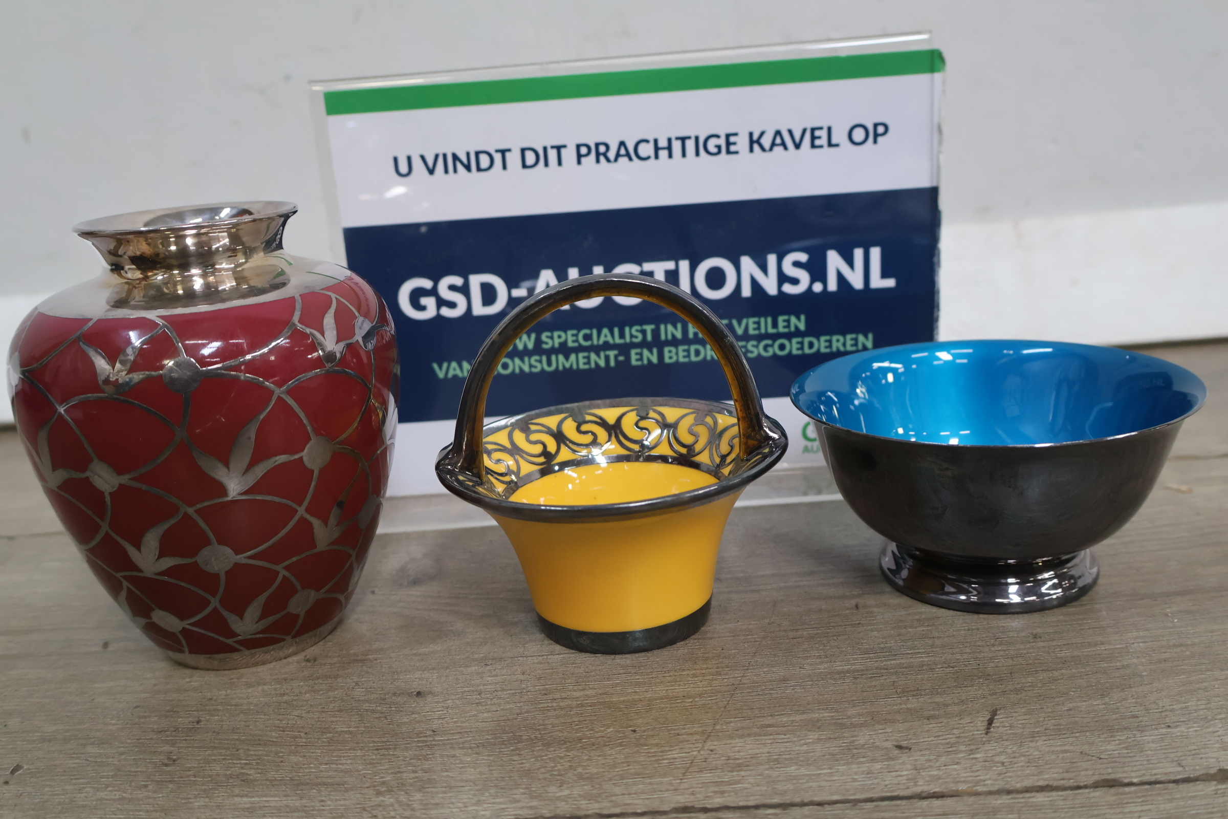 Set van drie vazen in verschillende kleuren – foto 2 – kavel bij GSD Auctions, Zoeterwoude