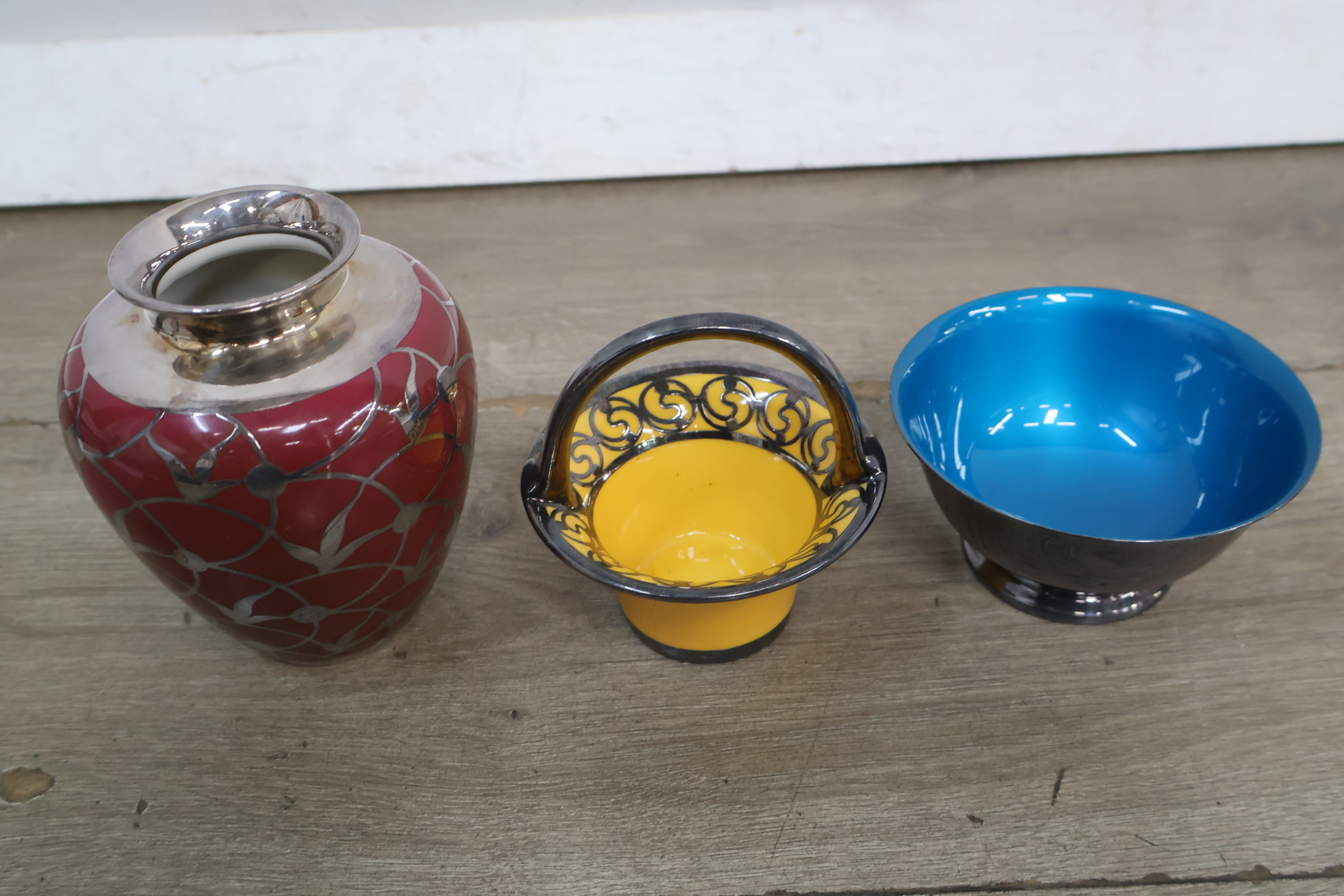 Set van drie vazen in verschillende kleuren – foto 3 – kavel bij GSD Auctions, Zoeterwoude