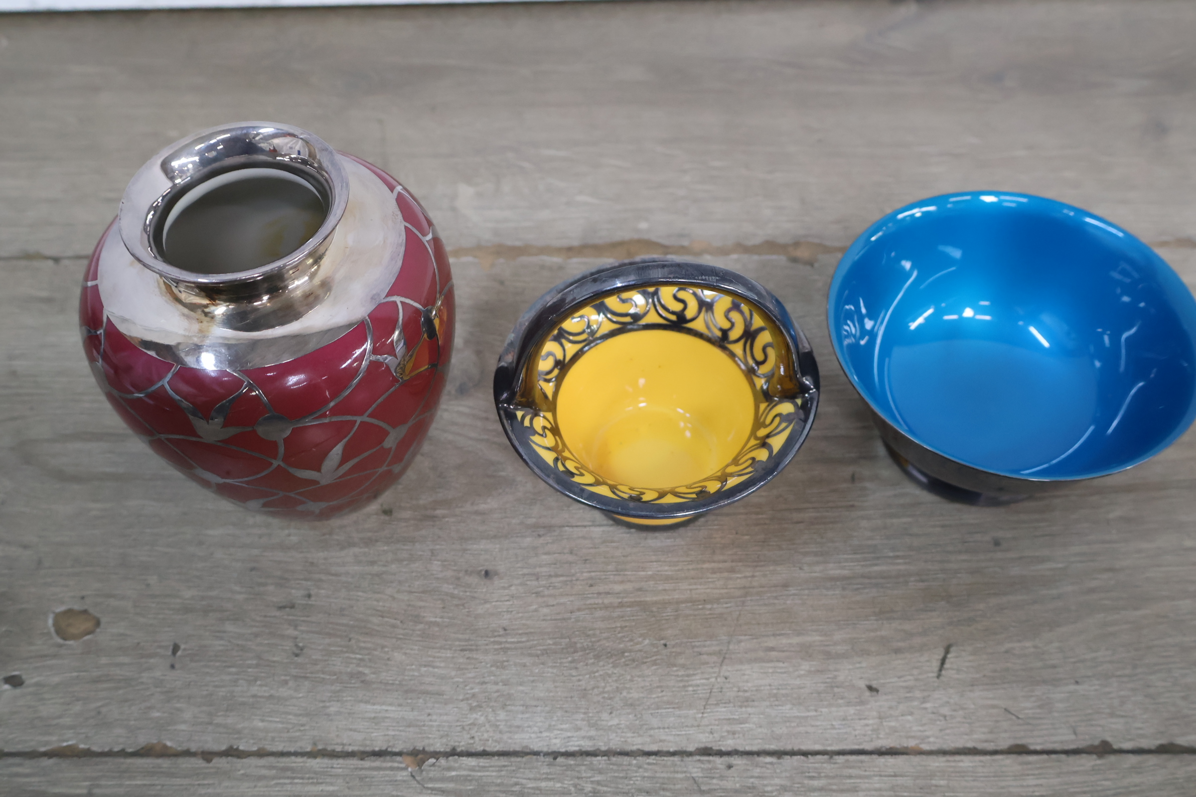 Set van drie vazen in verschillende kleuren – foto 4 – kavel bij GSD Auctions, Zoeterwoude