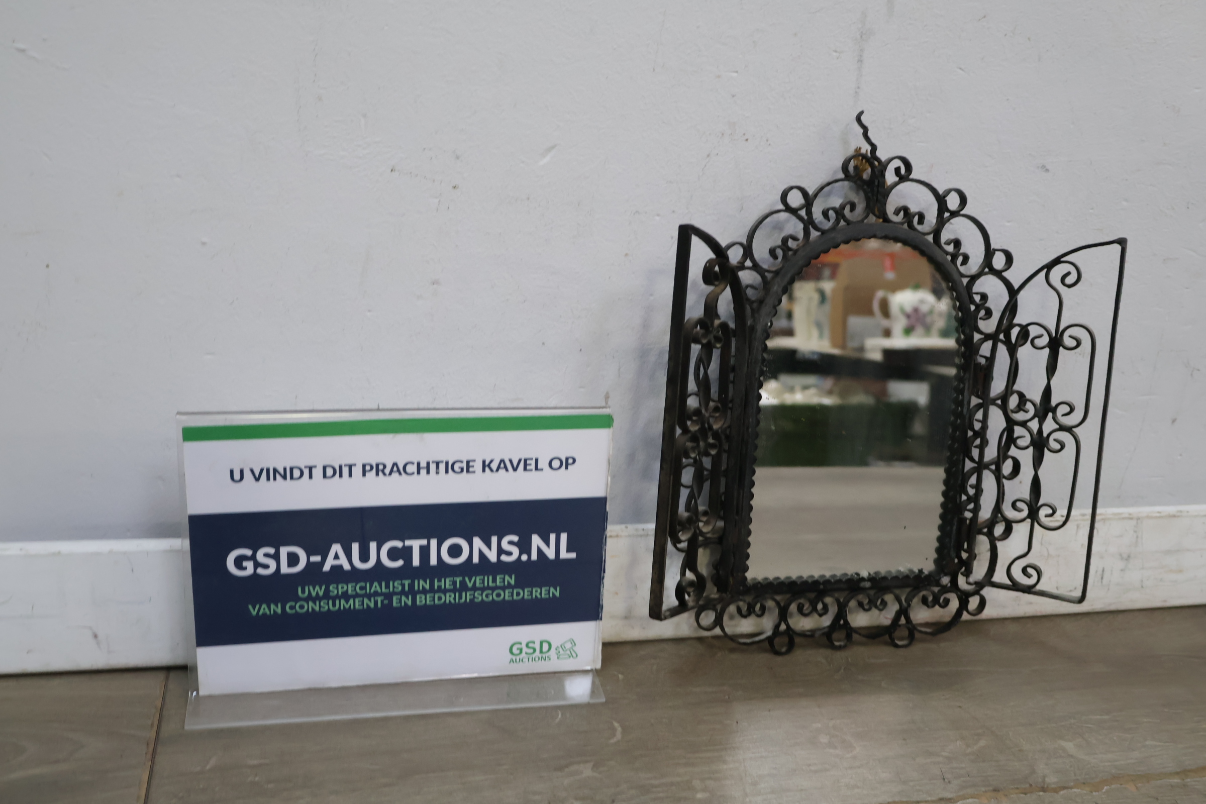 Smeedijzeren decoratieve spiegel met krullenlijst – foto 2 – kavel bij GSD Auctions, Zoeterwoude
