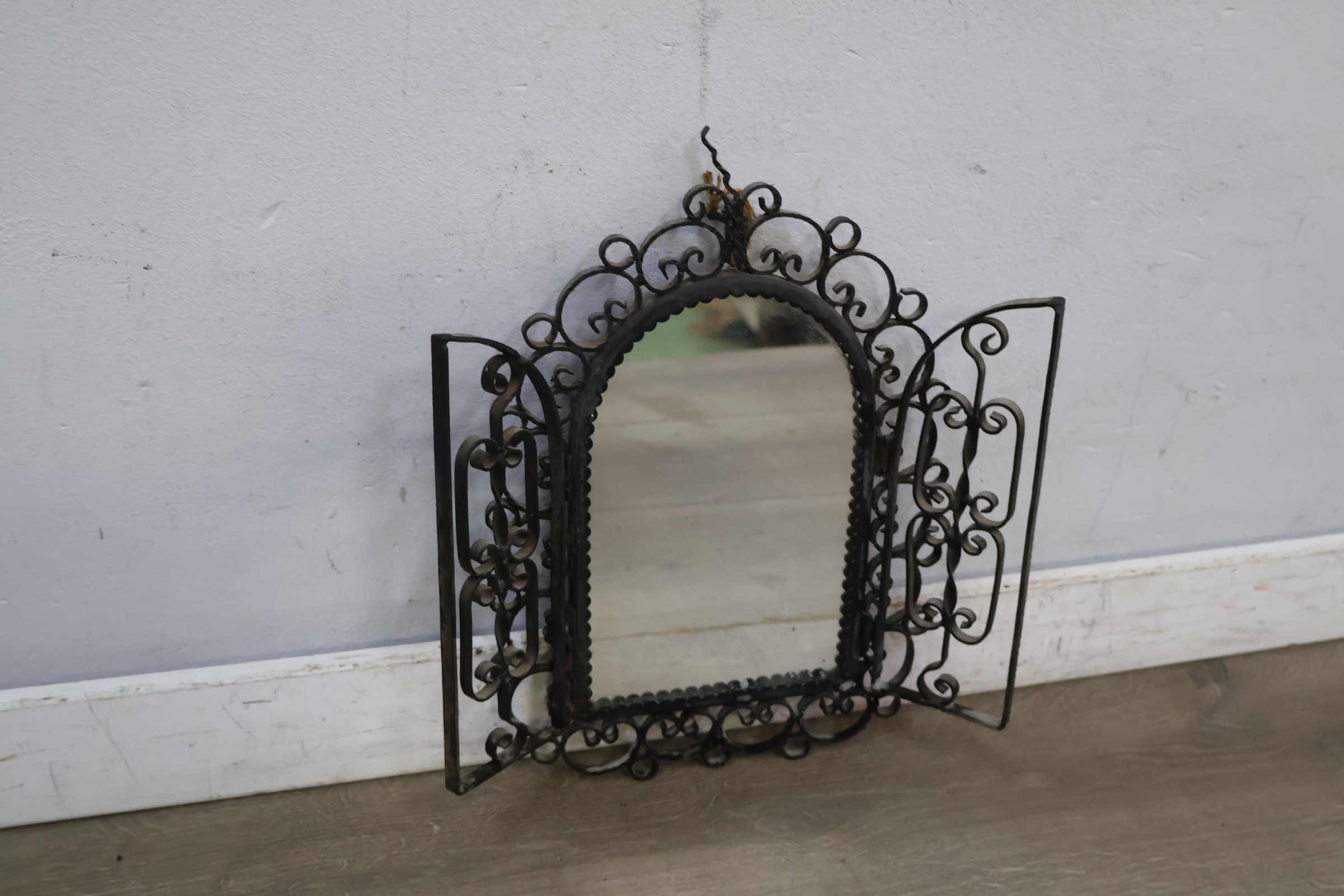 Smeedijzeren decoratieve spiegel met krullenlijst – foto 3 – kavel bij GSD Auctions, Zoeterwoude