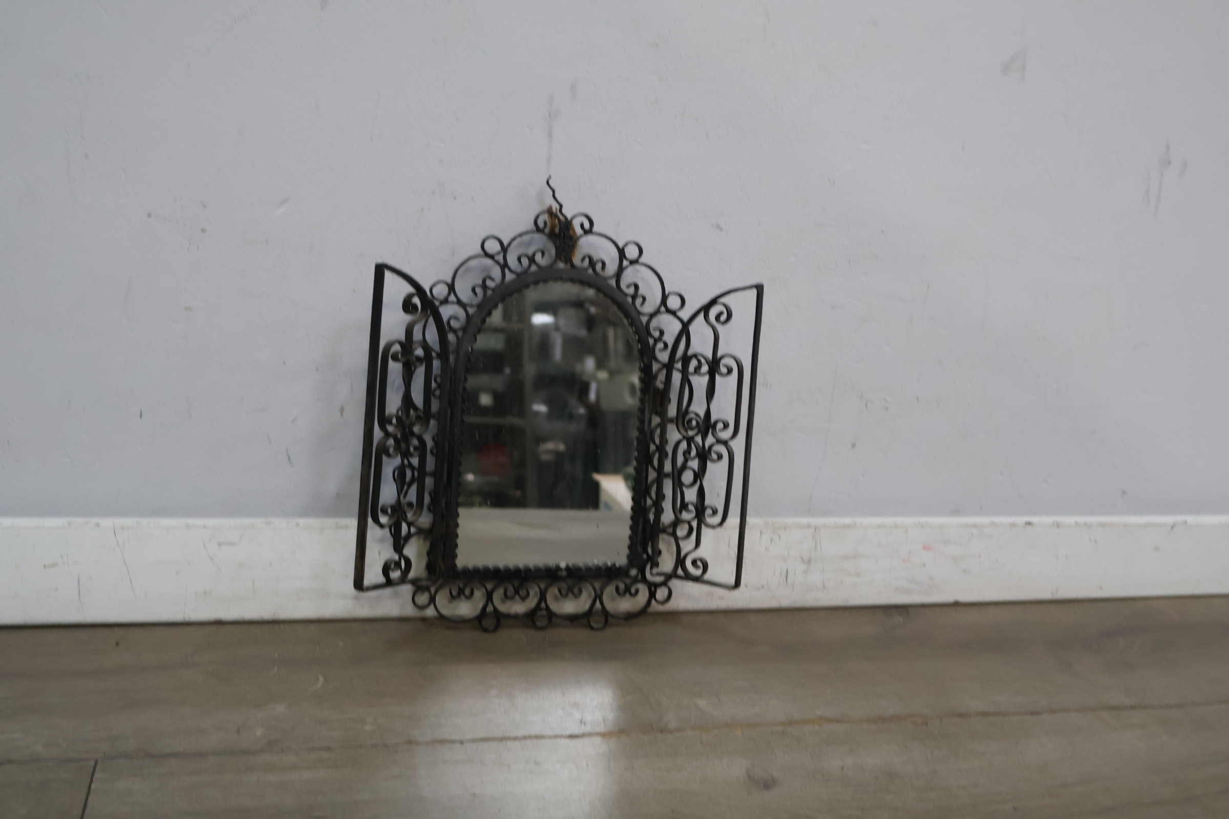 Smeedijzeren decoratieve spiegel met krullenlijst – foto 4 – kavel bij GSD Auctions, Zoeterwoude