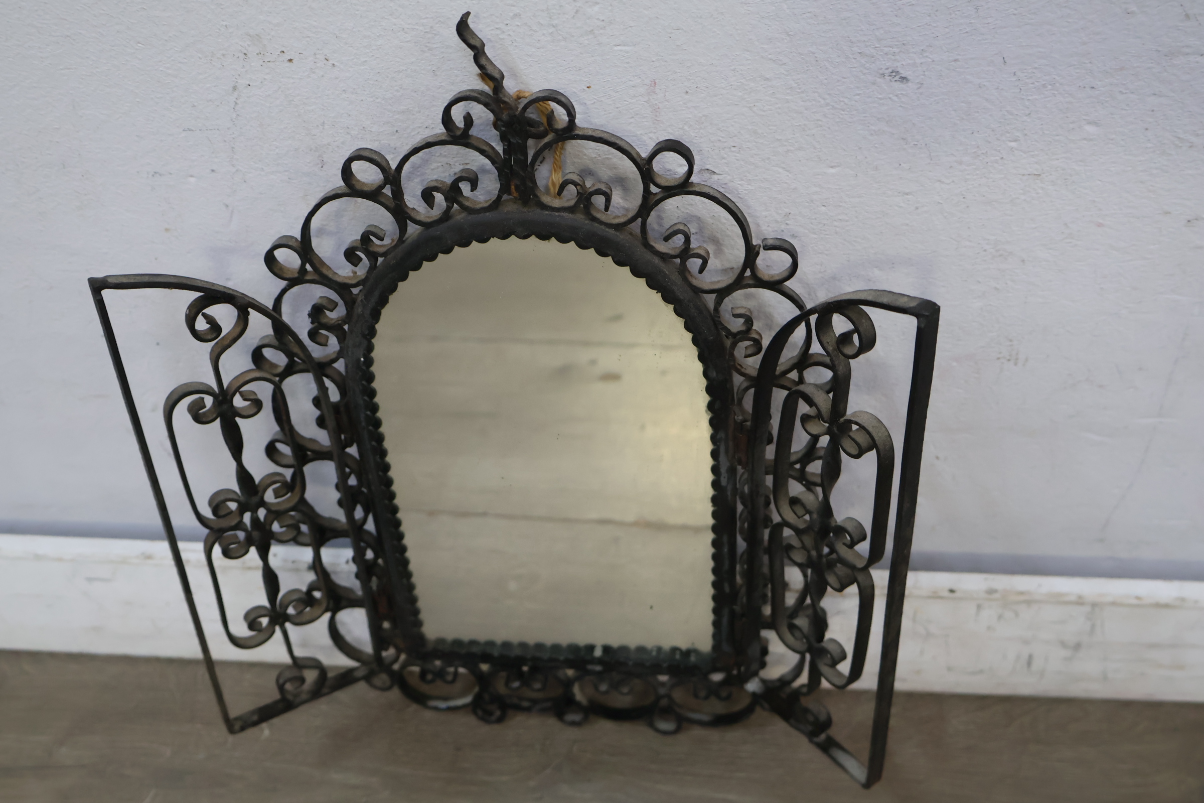 Smeedijzeren decoratieve spiegel met krullenlijst – foto 5 – kavel bij GSD Auctions, Zoeterwoude