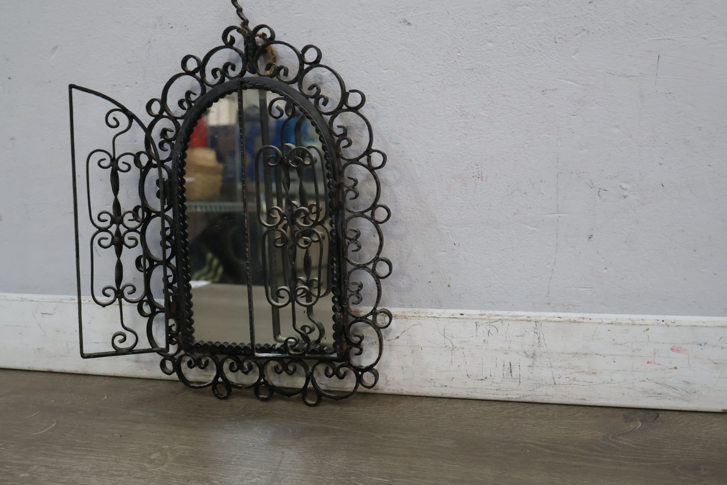Smeedijzeren decoratieve spiegel met krullenlijst – foto 7 – kavel bij GSD Auctions, Zoeterwoude
