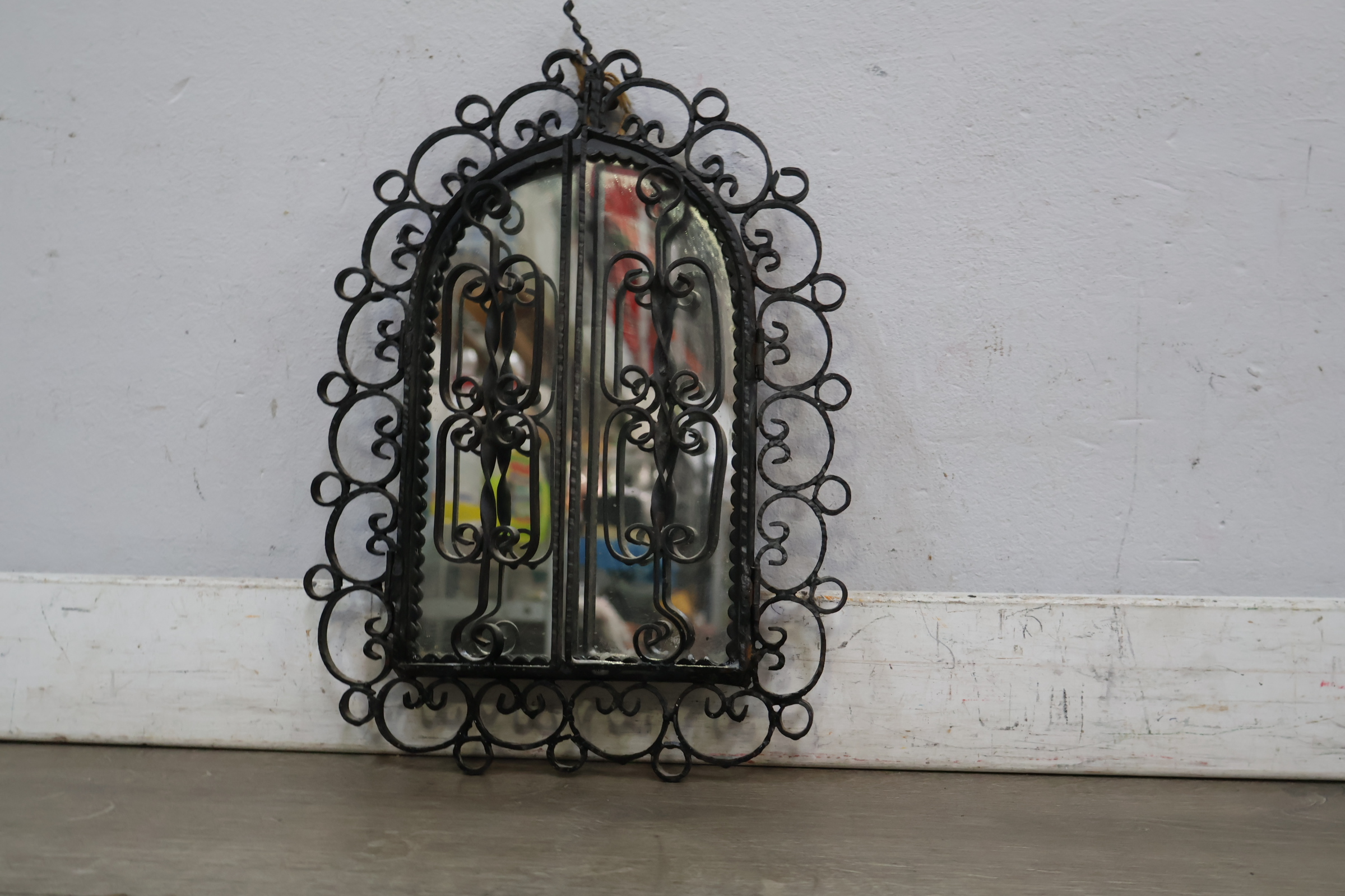 Smeedijzeren decoratieve spiegel met krullenlijst – foto 8 – kavel bij GSD Auctions, Zoeterwoude
