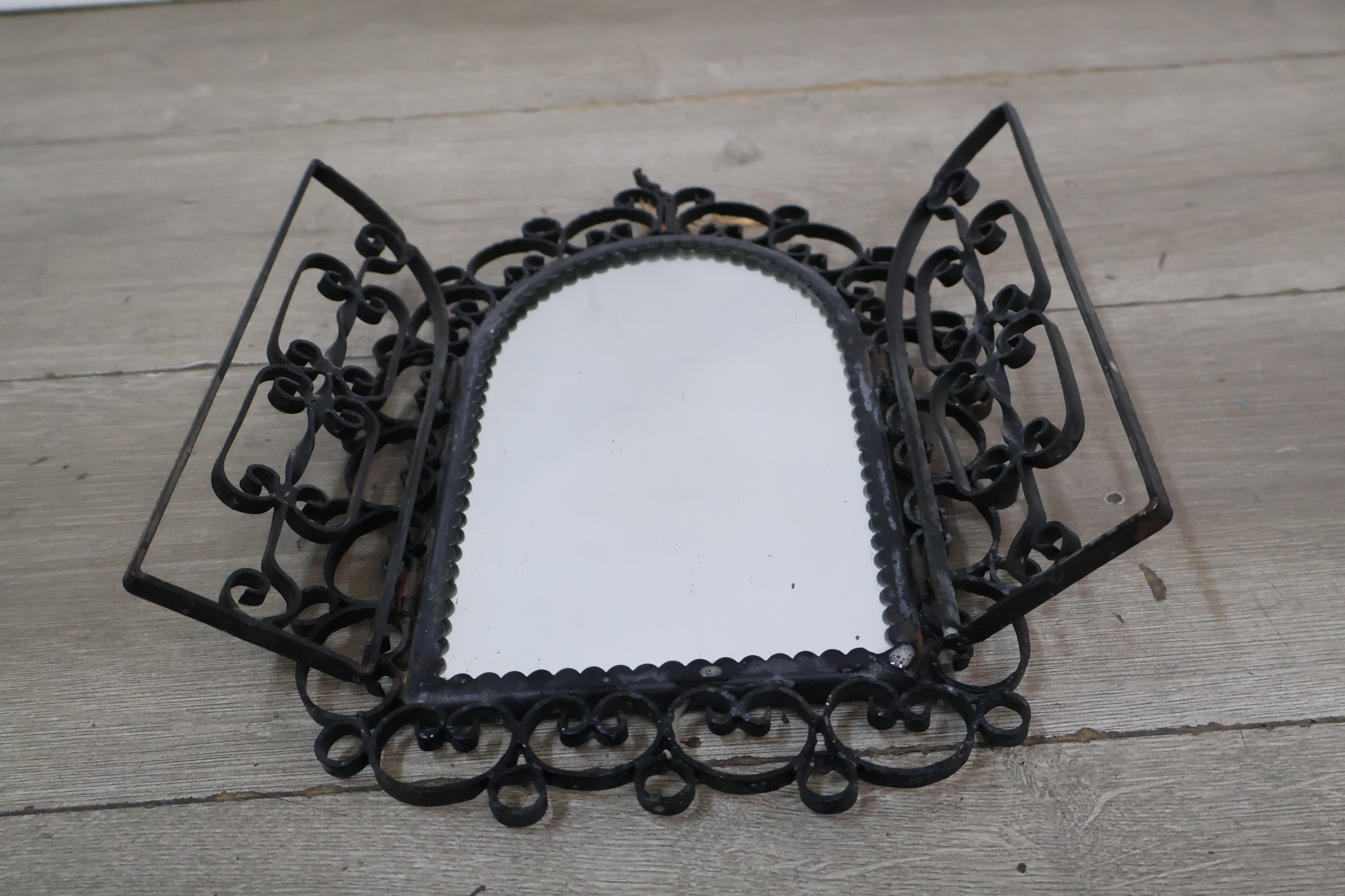 Smeedijzeren decoratieve spiegel met krullenlijst – foto 9 – kavel bij GSD Auctions, Zoeterwoude